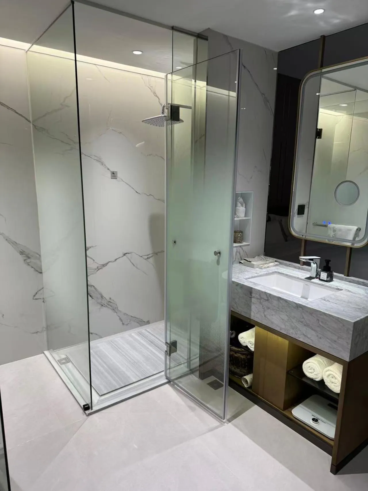 Toilet in Victoria Hotel Guangzhou Zhujiang New Town