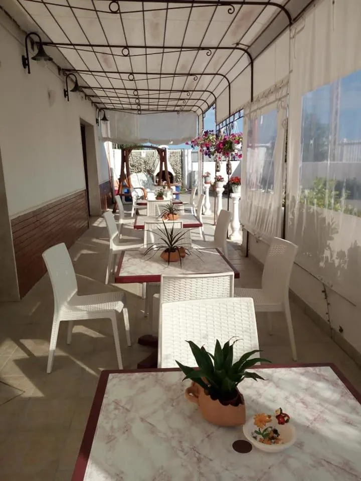 Restaurant/places to eat in La Scogliera Bed & Breakfast