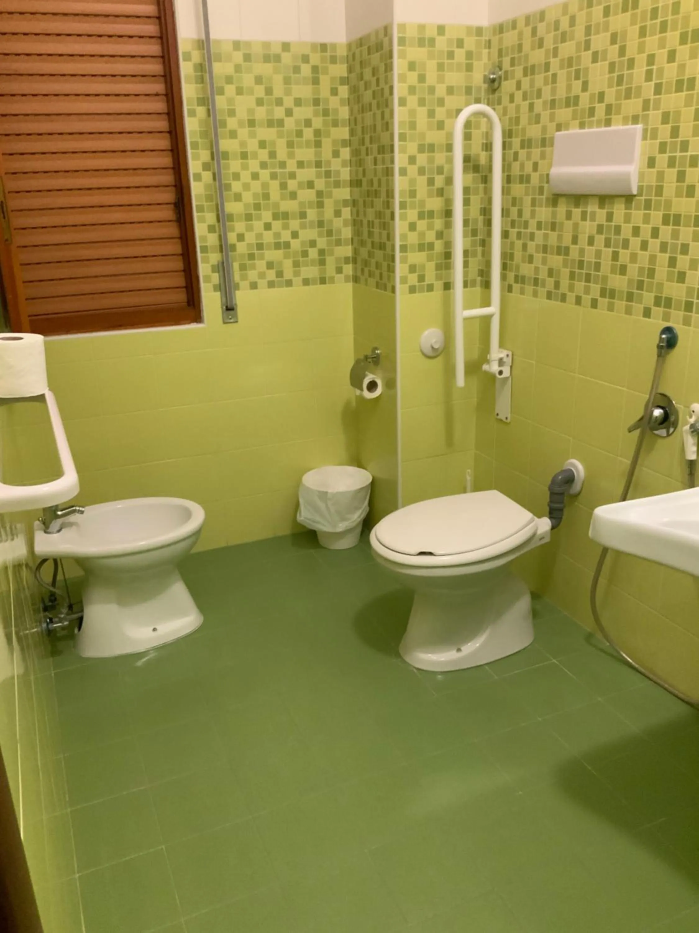 Shower in La Scogliera Bed & Breakfast