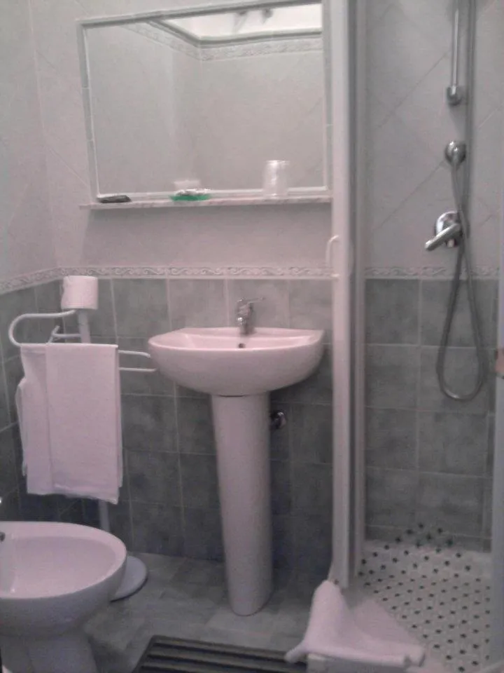 Shower in La Scogliera Bed & Breakfast