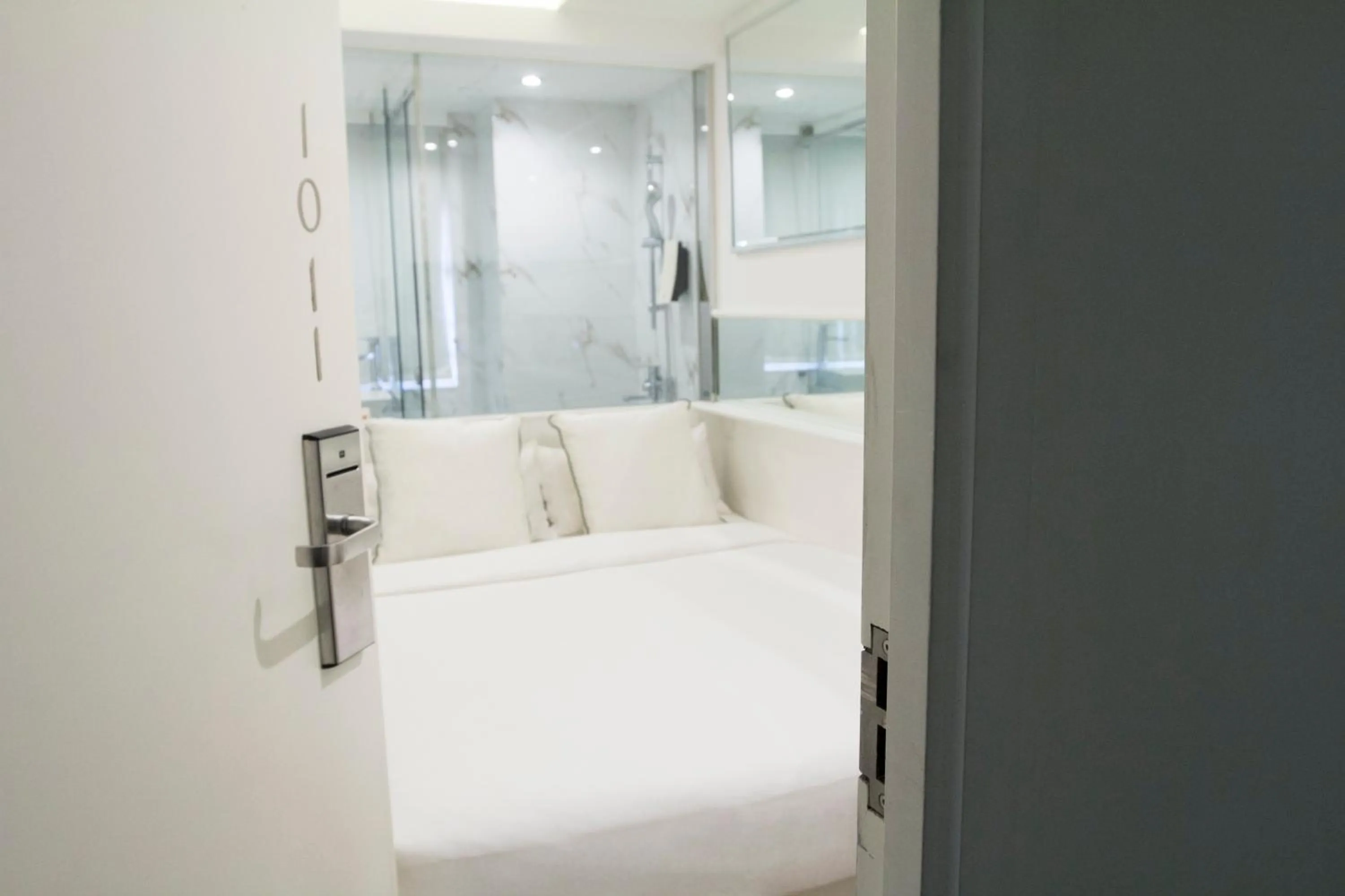 Photo of the whole room, Bed in Mini Central