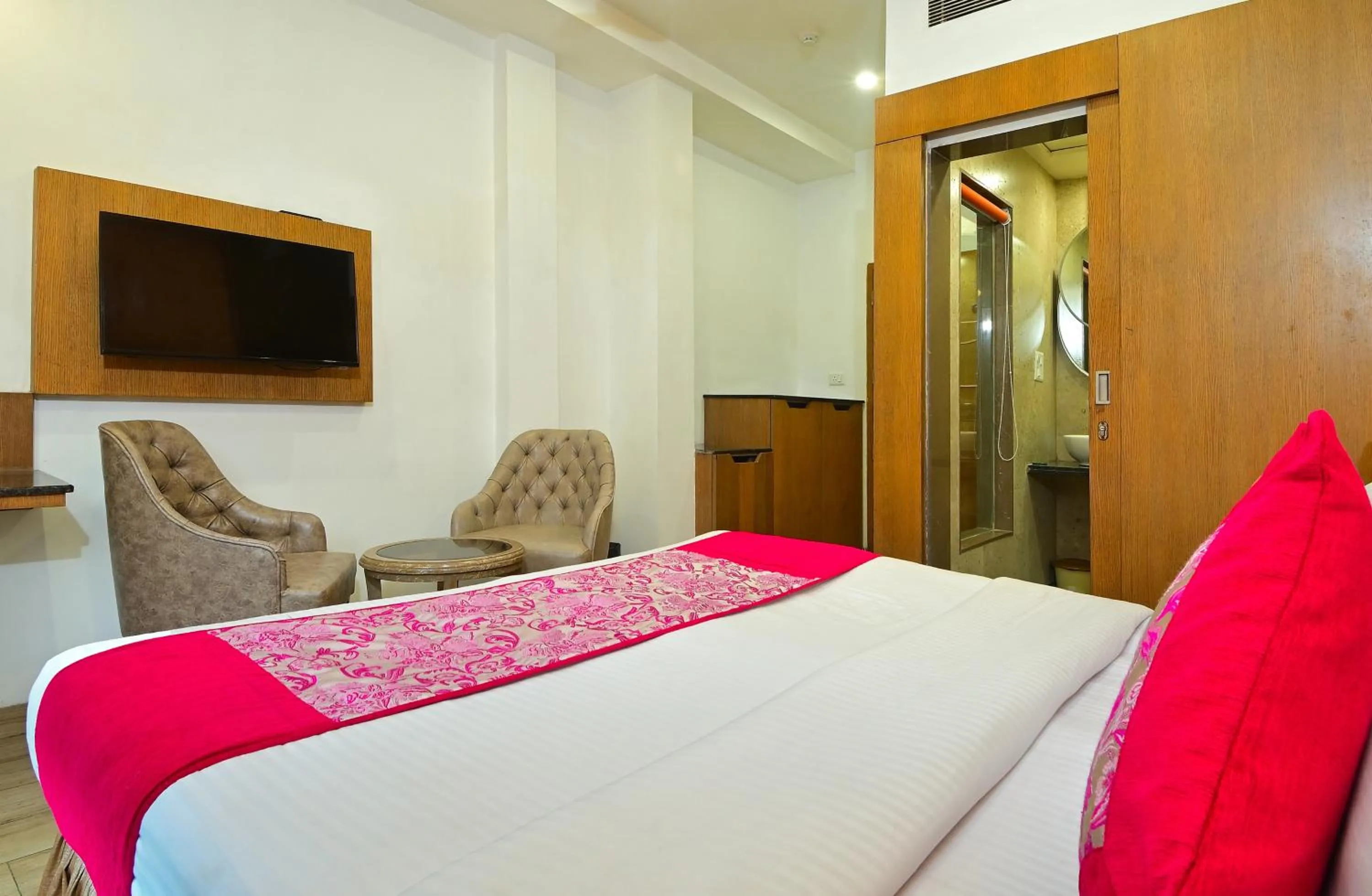 Bathroom, Bed in Hotel Hari Piorko - New Delhi Railway Station