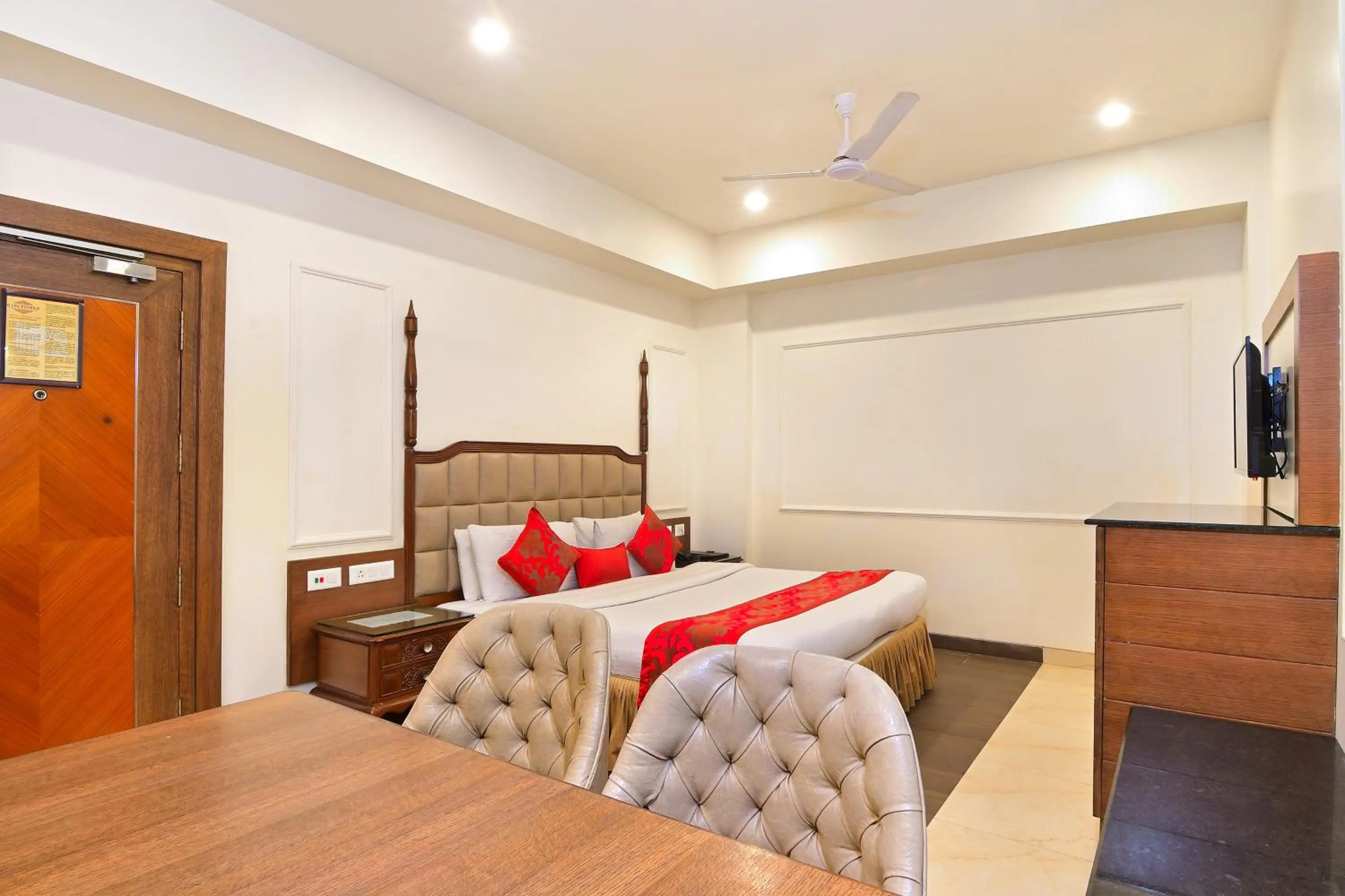 Bedroom, Bed in Hotel Hari Piorko - New Delhi Railway Station