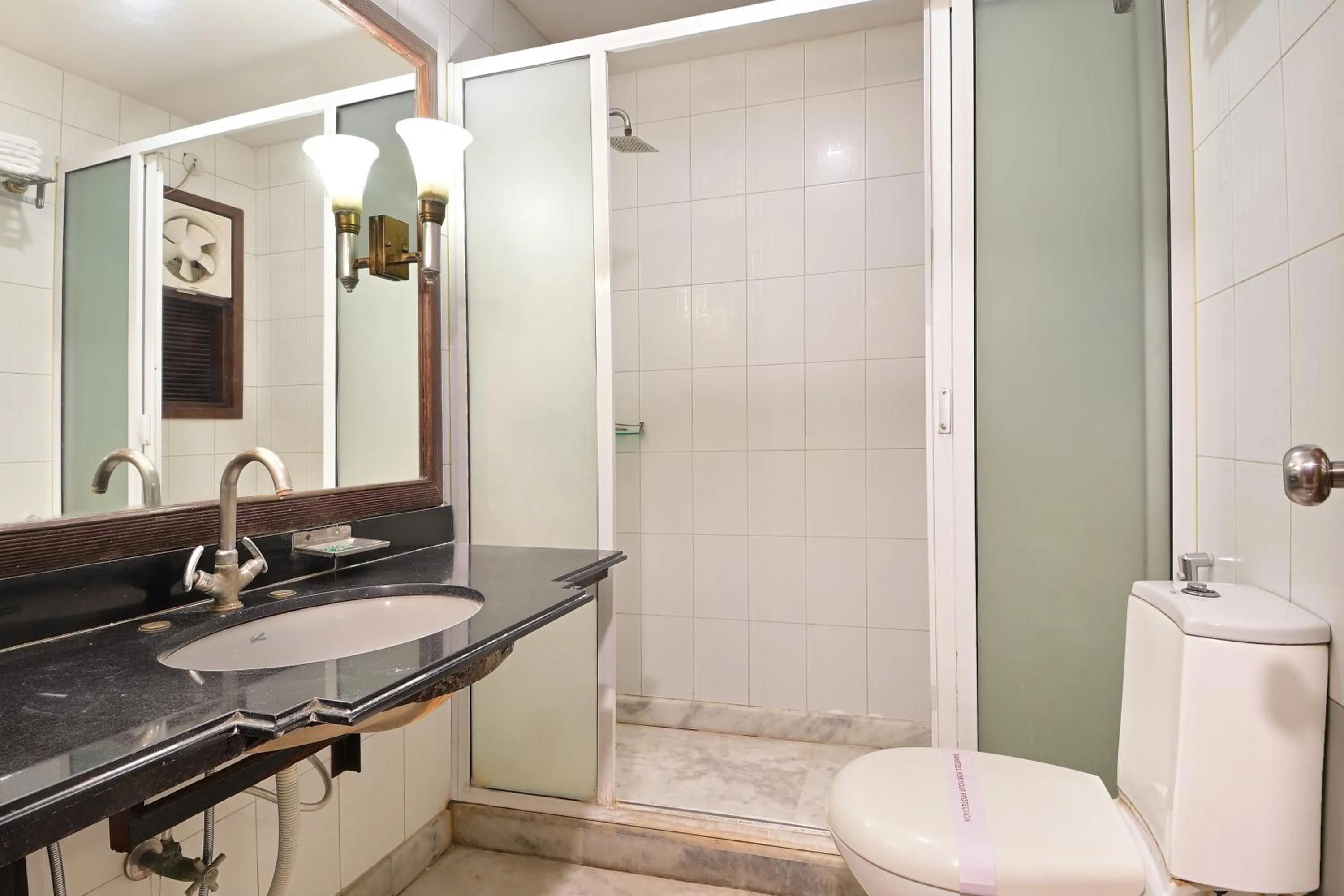 Bathroom in Hotel Hari Piorko - New Delhi Railway Station