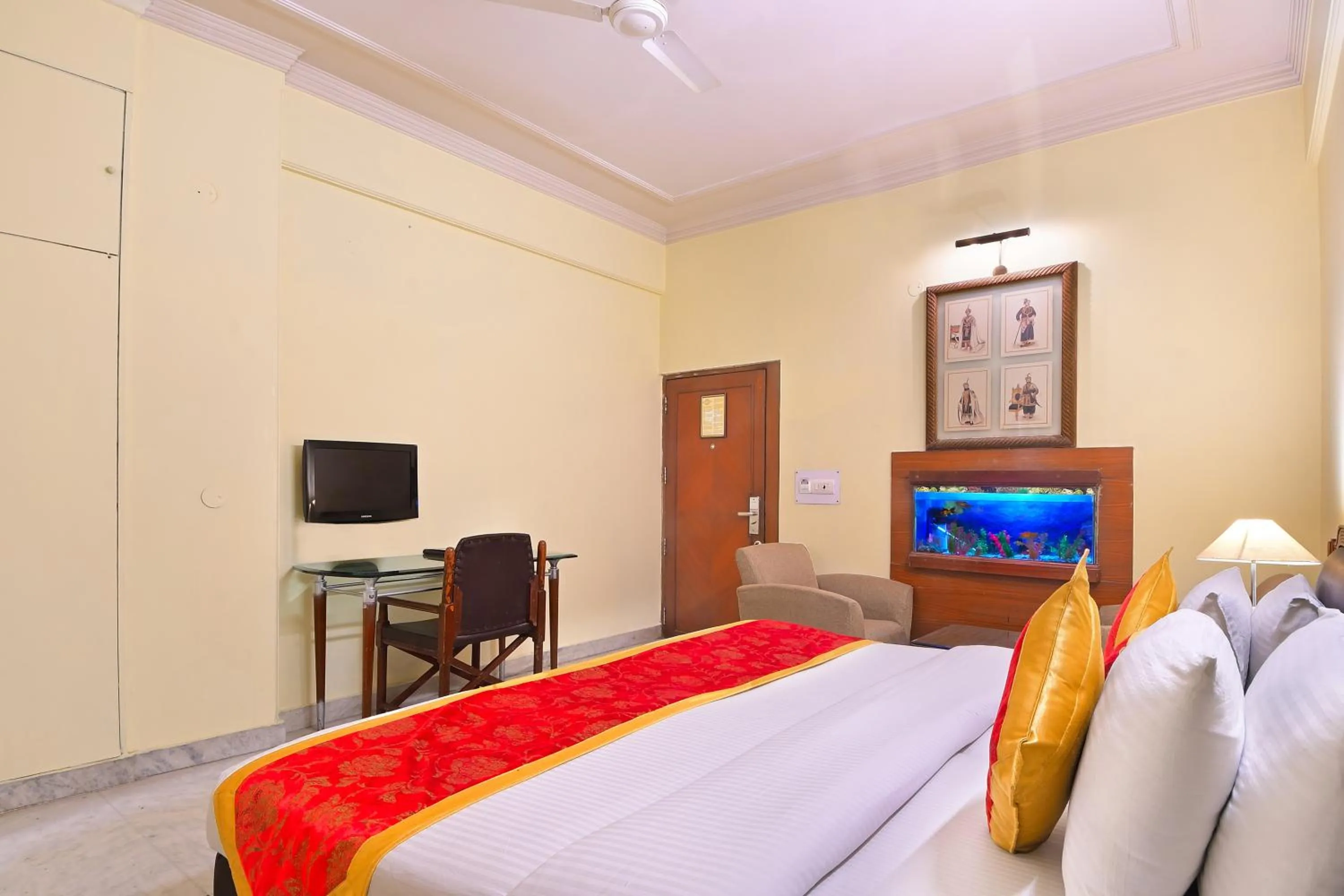 Bedroom, Bed in Hotel Hari Piorko - New Delhi Railway Station