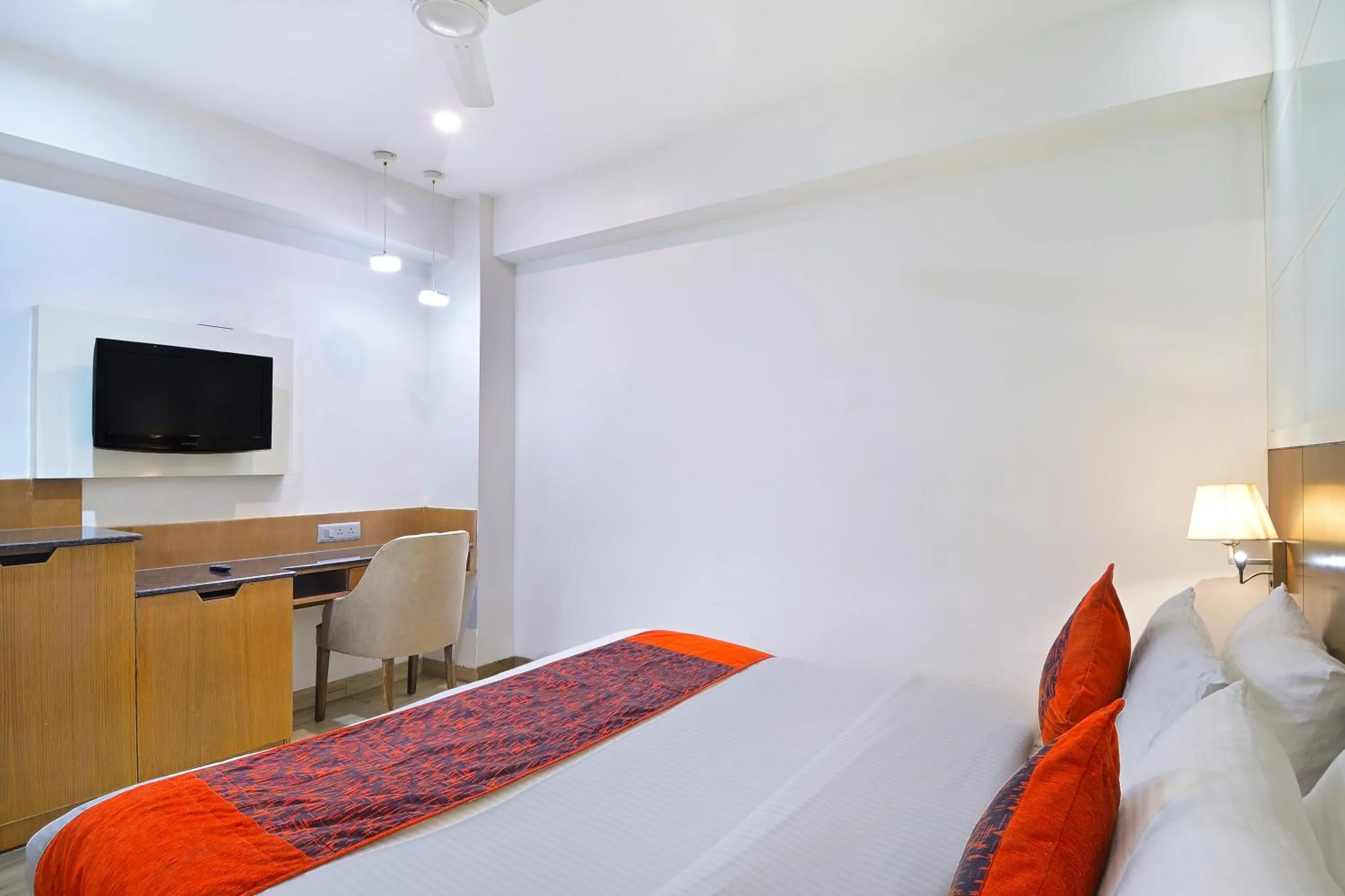 Bedroom, Bed in Hotel Hari Piorko - New Delhi Railway Station