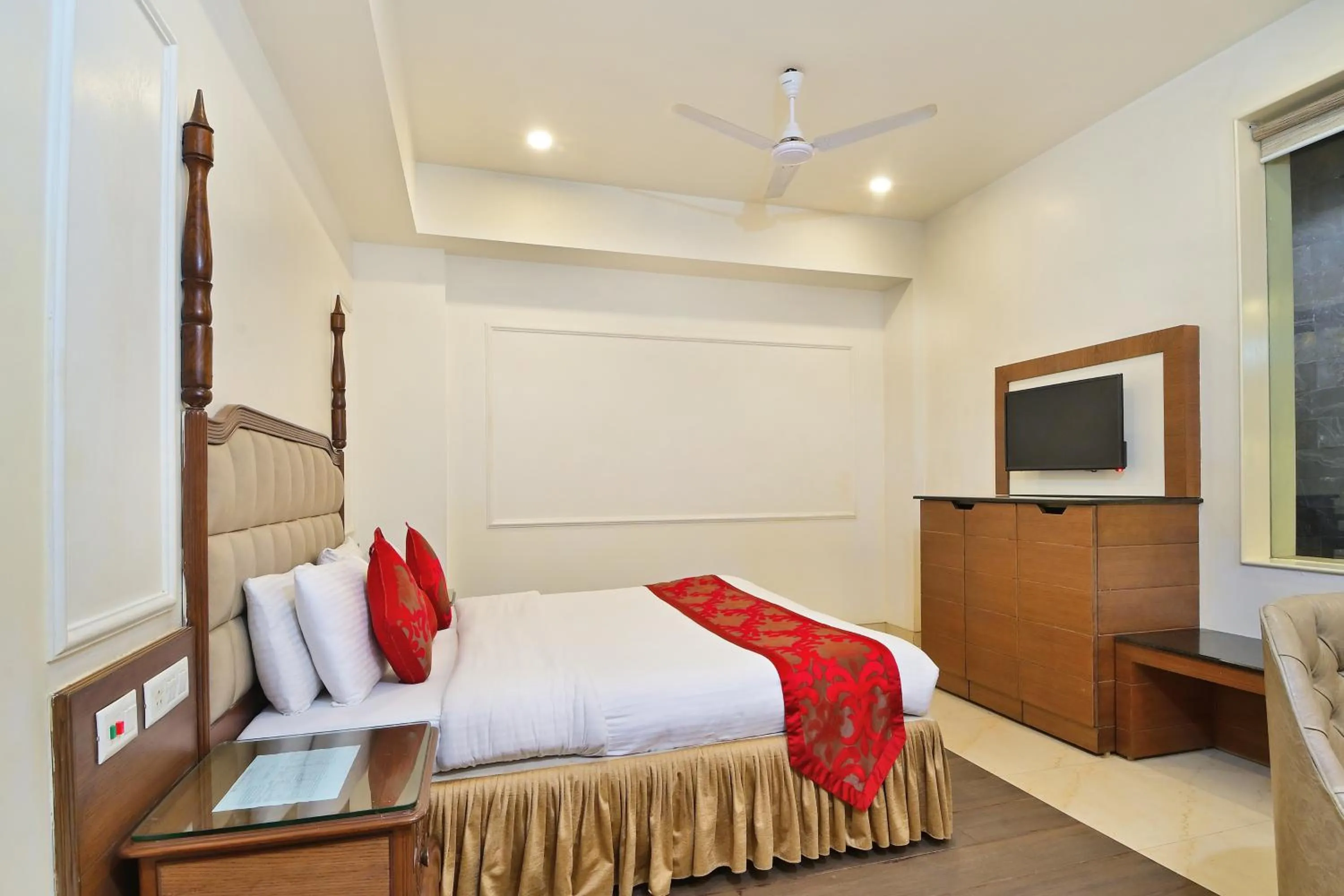 Bedroom, Bed in Hotel Hari Piorko - New Delhi Railway Station
