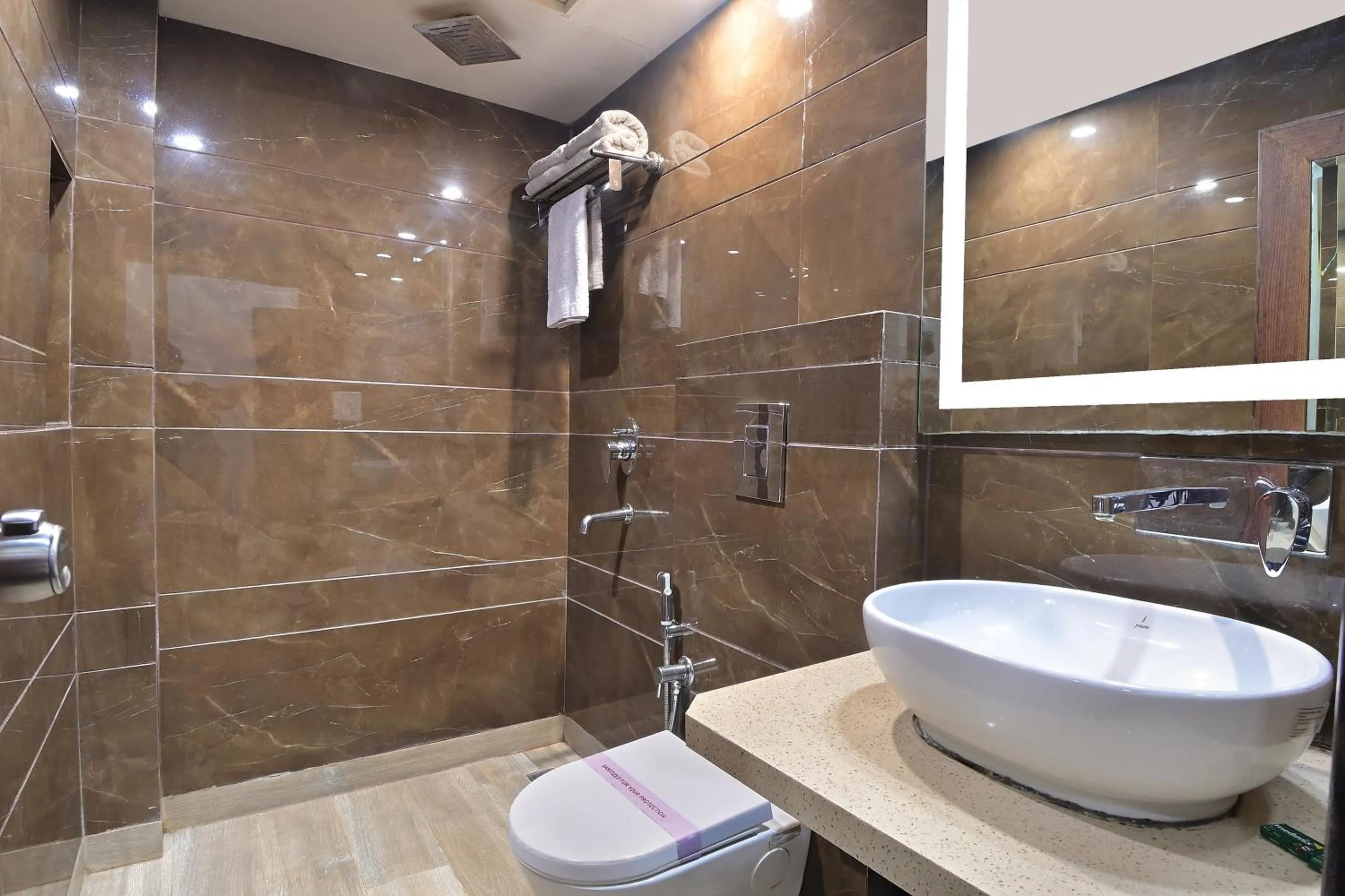 Bathroom in Hotel Hari Piorko - New Delhi Railway Station