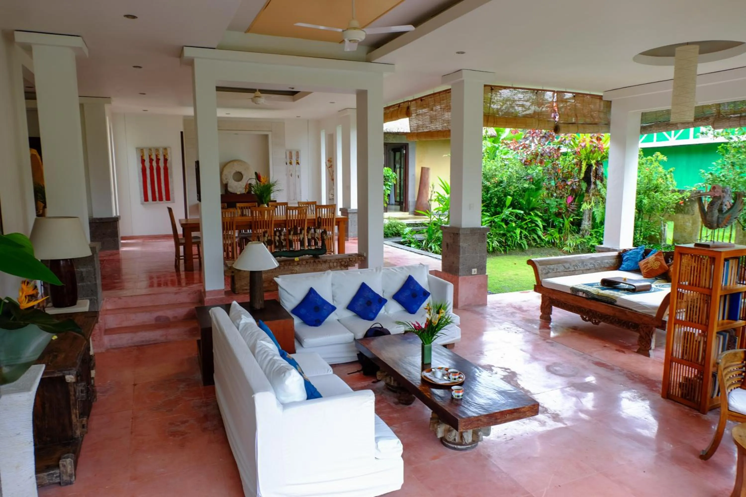 Library in Villa Sebali