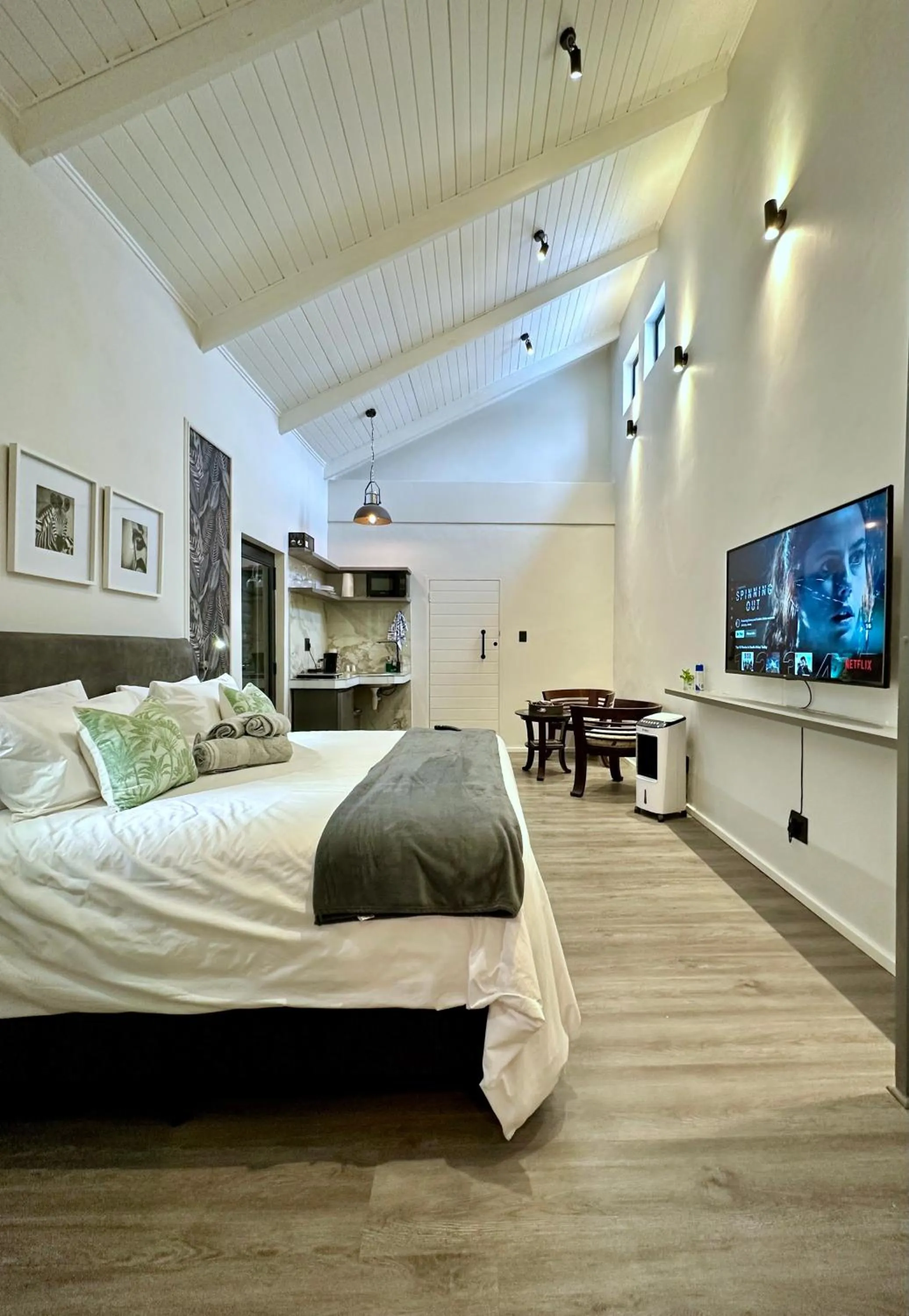 TV and multimedia, Bed in Spacube Luxury Suites and Spa