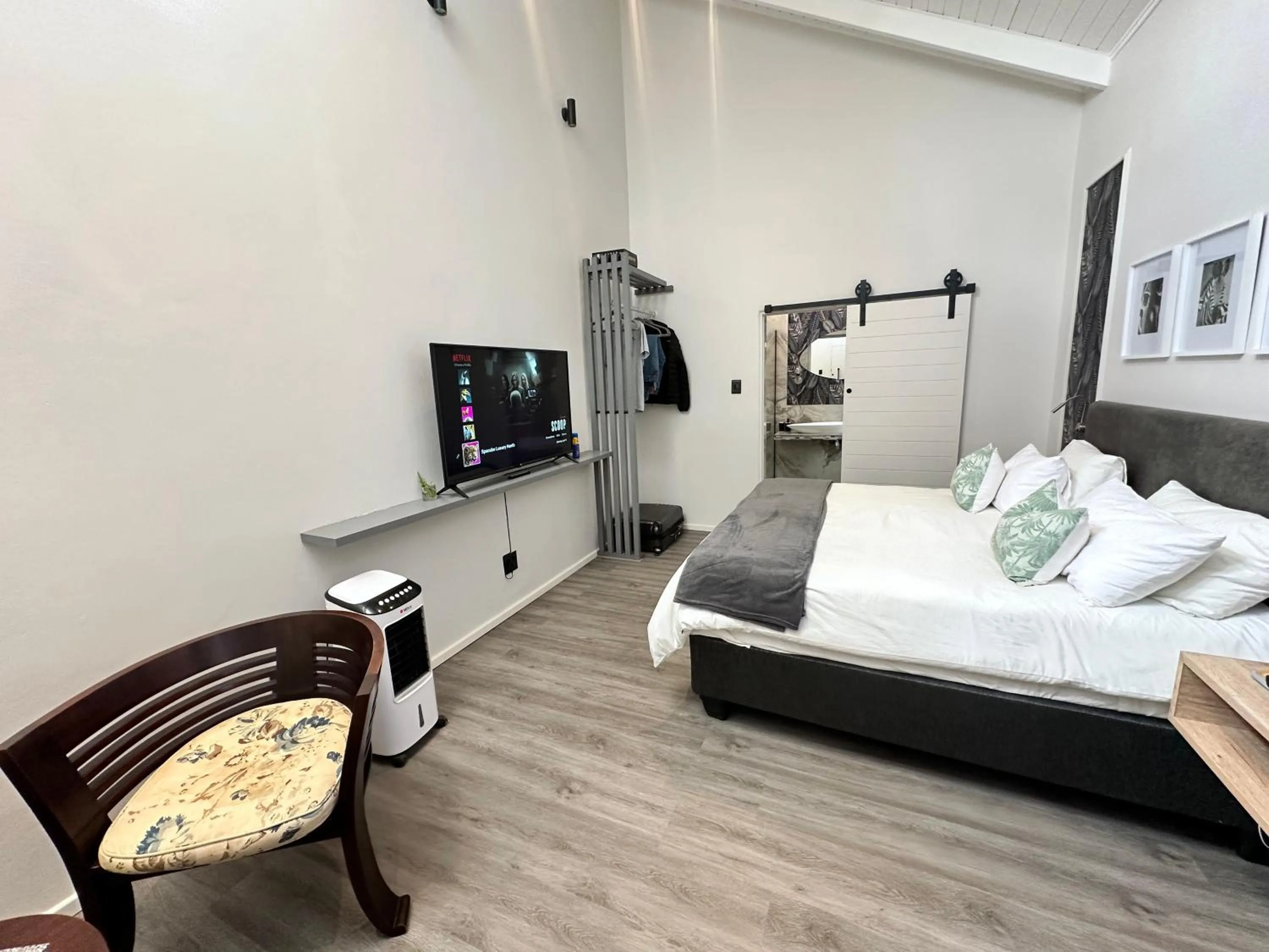 TV and multimedia, Bed in Spacube Luxury Suites and Spa