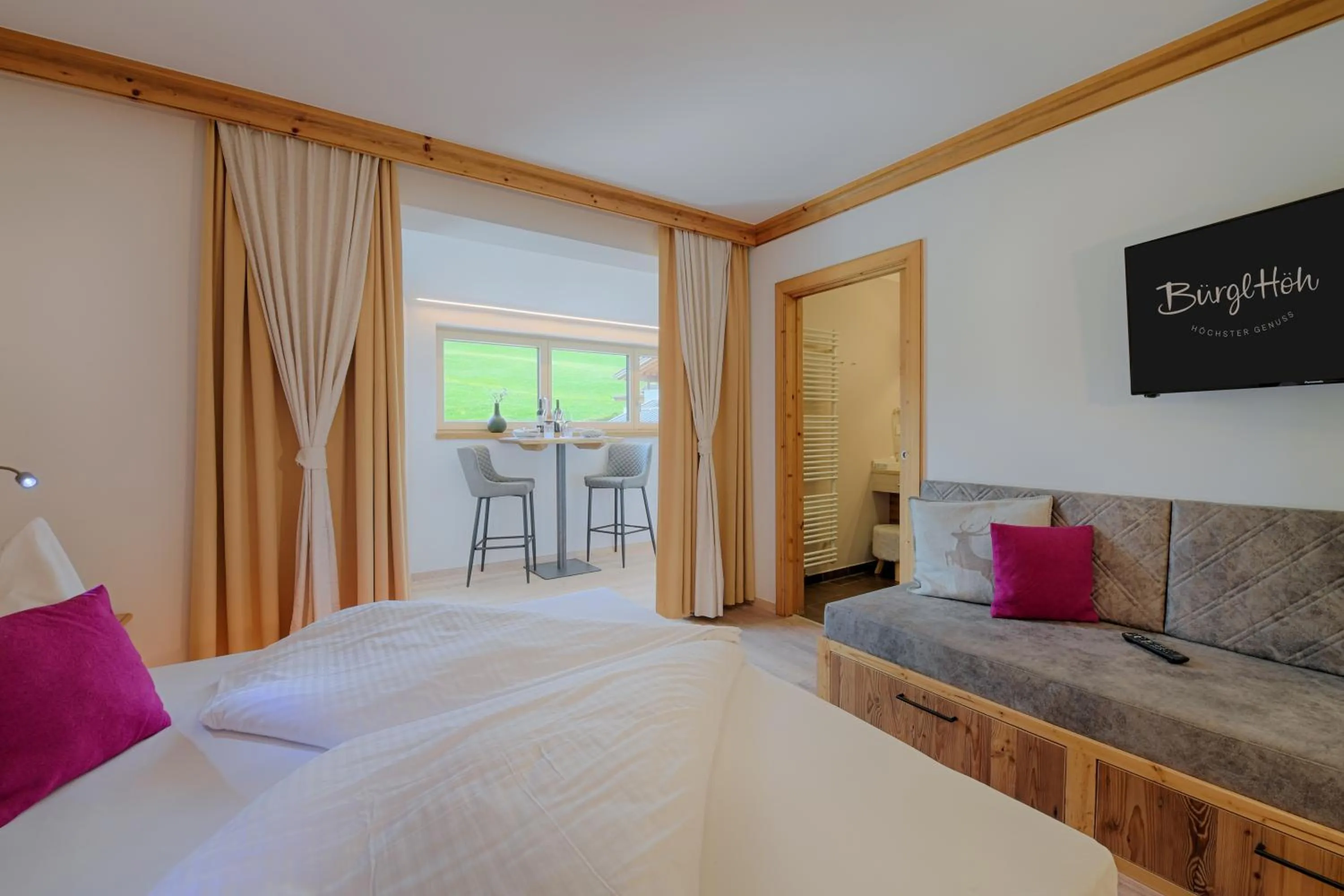 Living room, Bed in Hotel und Alpen Apartments - Bürglhöh