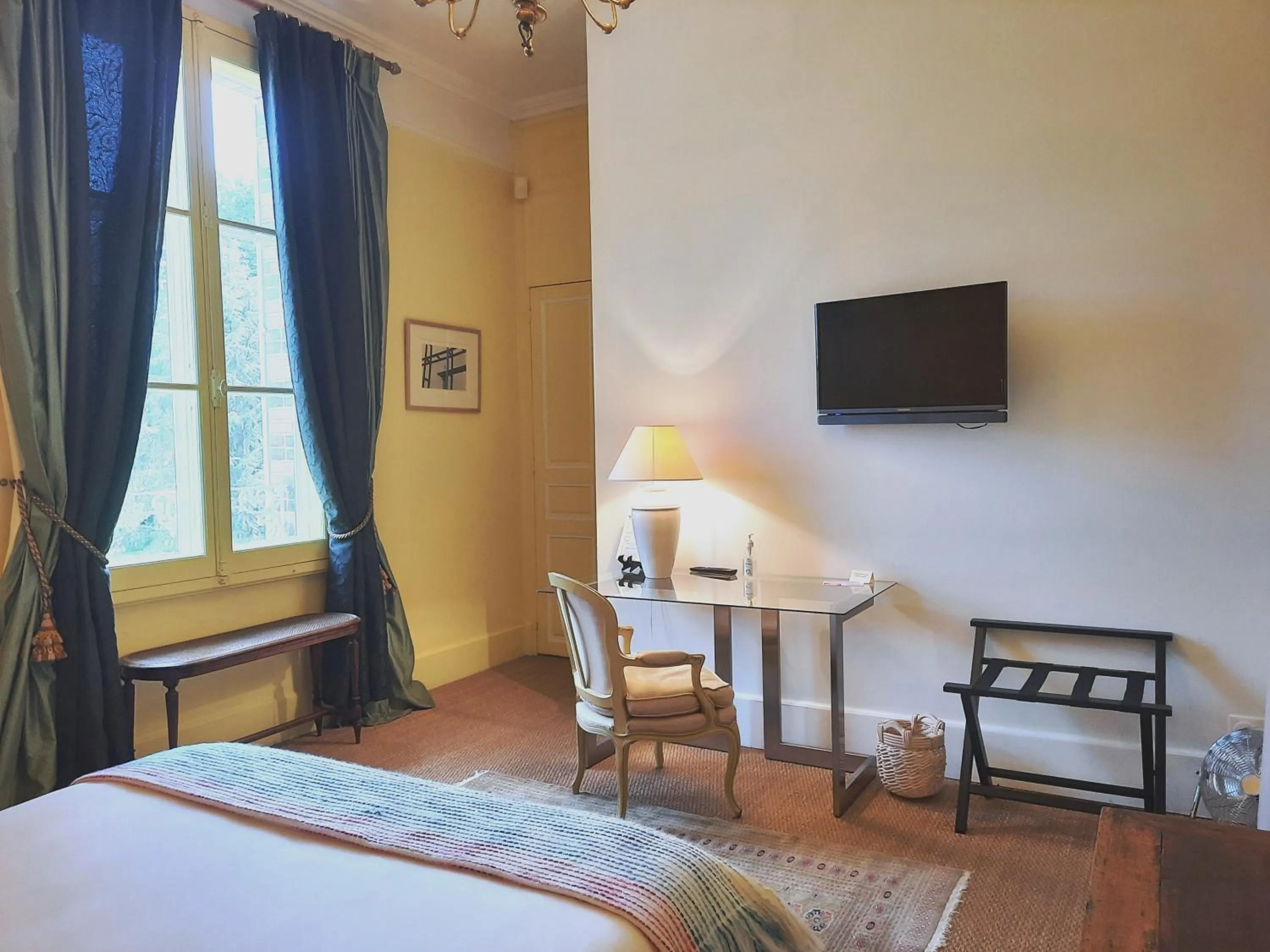 Bedroom in Manoir des Tuileries du Buisson