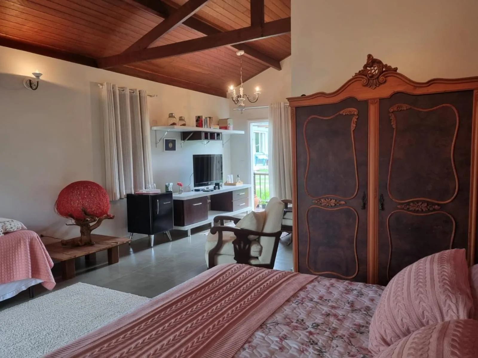 Communal lounge/ TV room, Bed in Pouso Mantiqueira