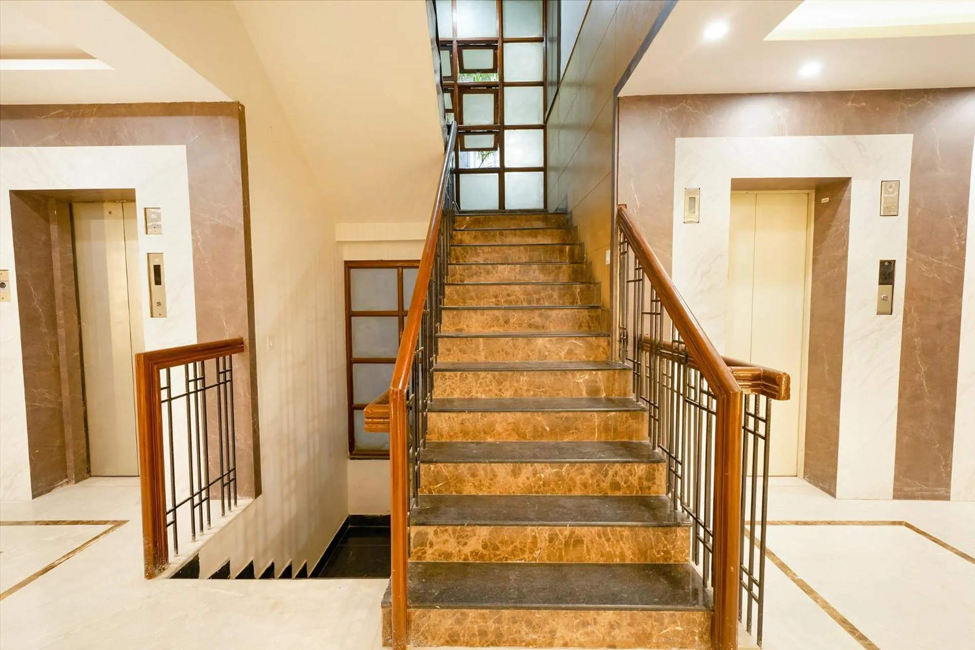 Lobby or reception in FabHotel Royale Basant Residency - Gandhinagar