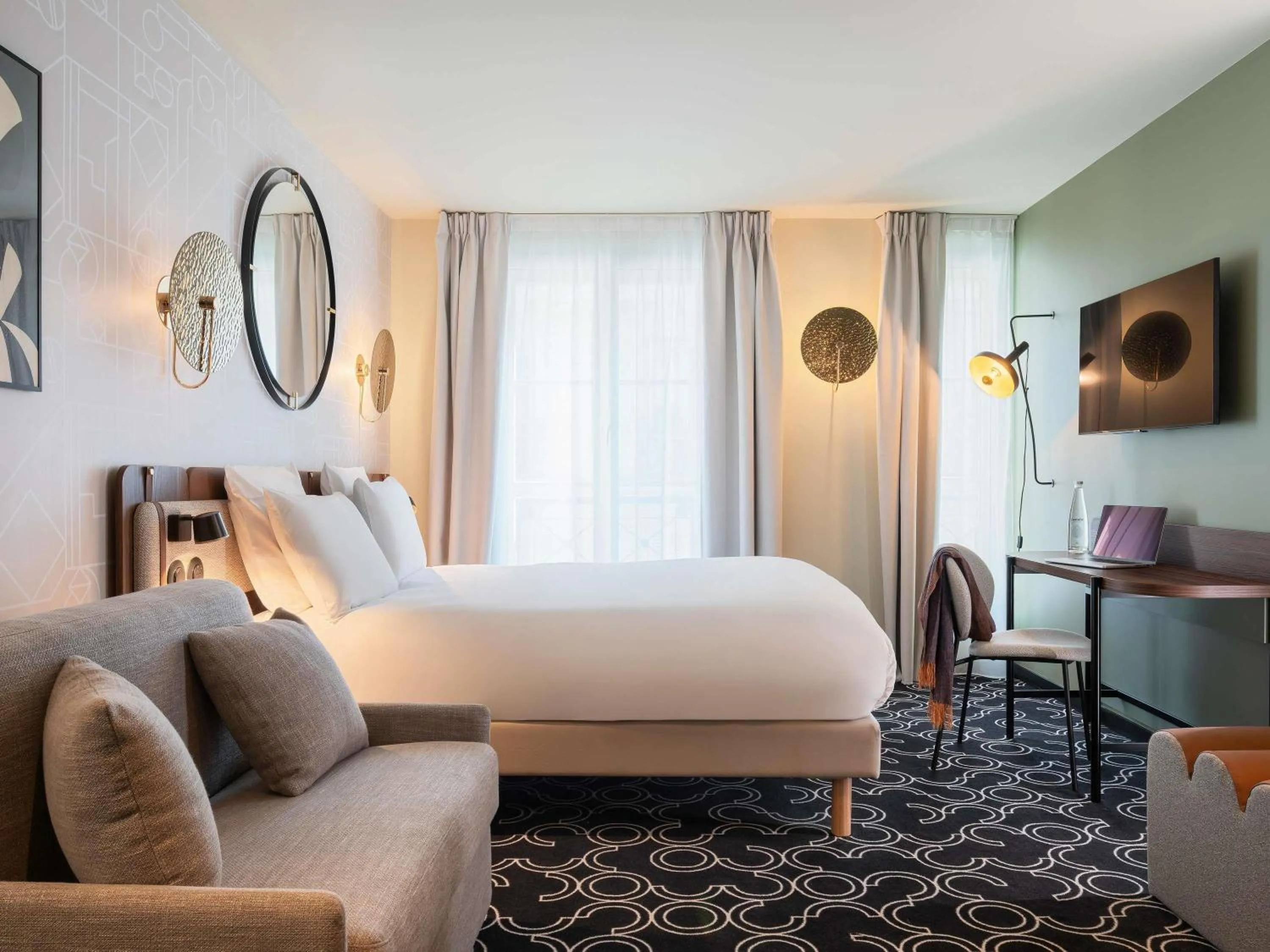 Property building, Bed in Mercure Paris Opera Grands Boulevards