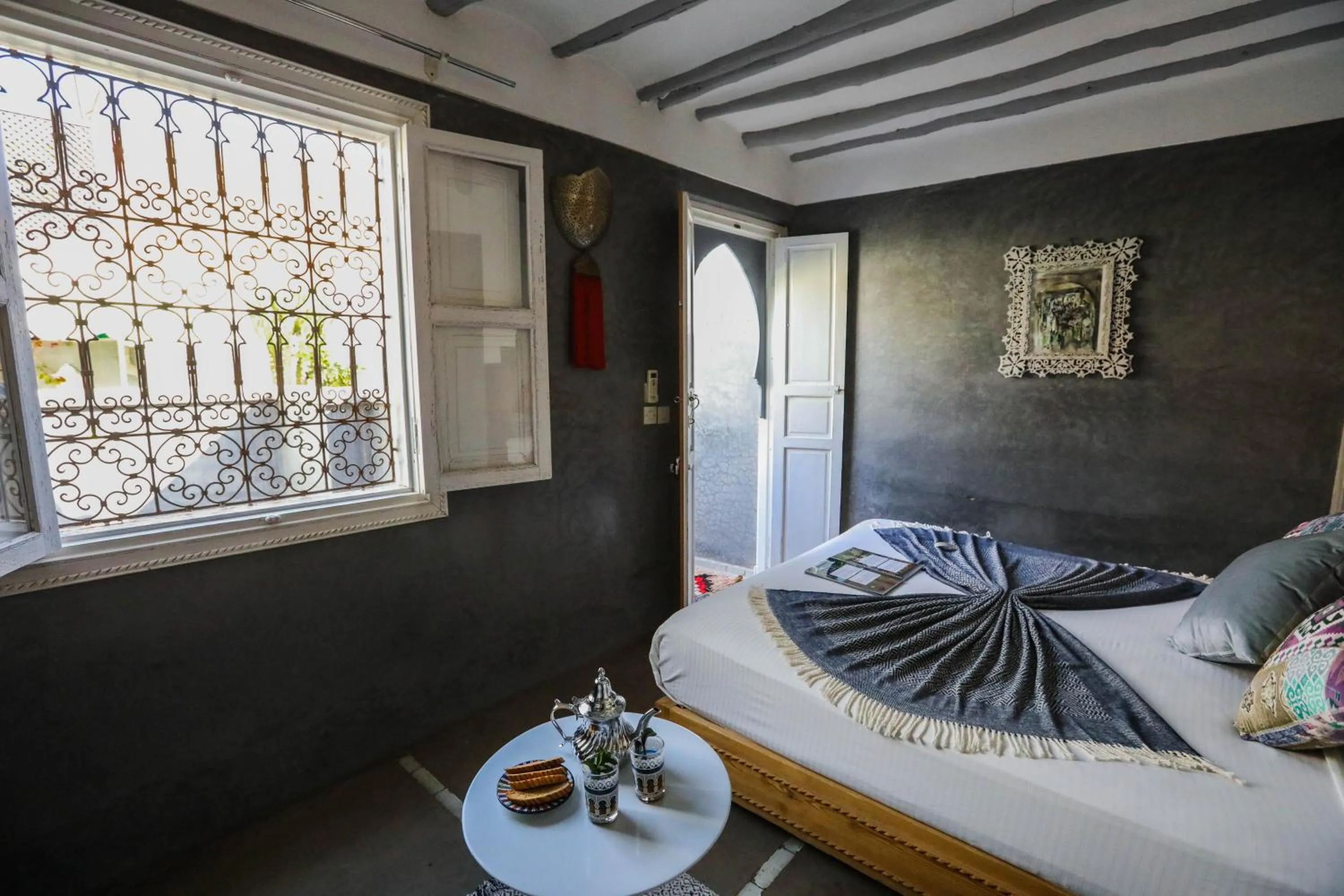 Property building, Bed in Riad les 2 Portes