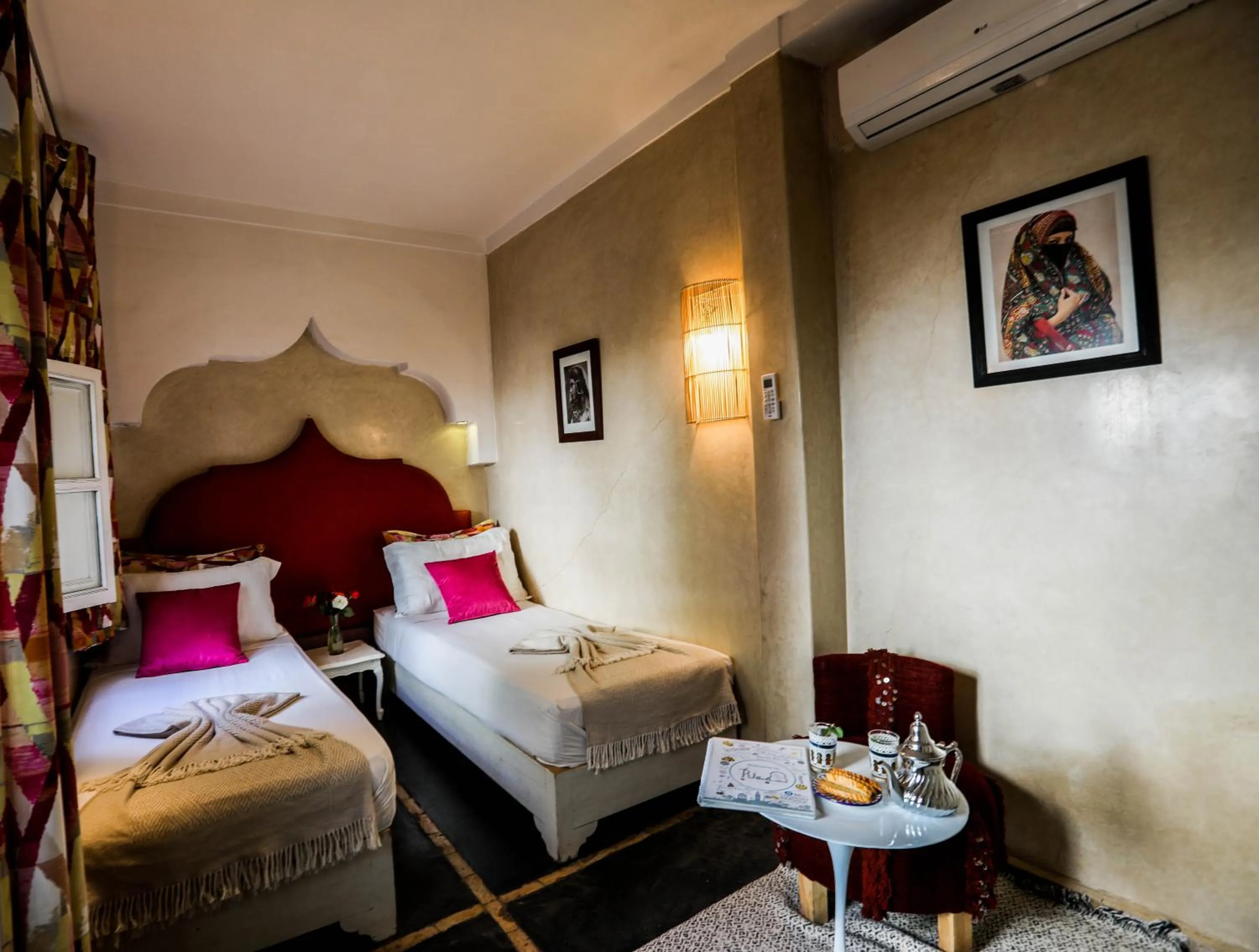Property building, Bed in Riad les 2 Portes