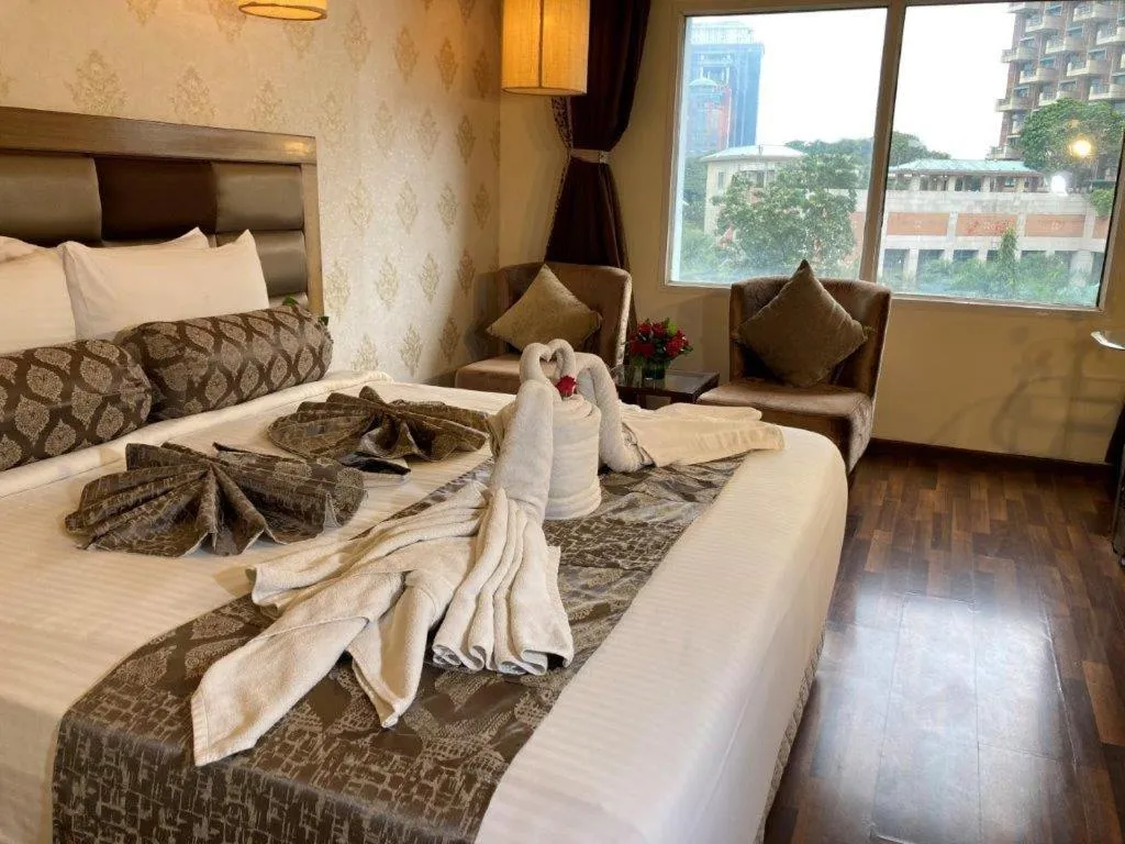 Seating area, Bed in Hotel Ramanashree Richmond