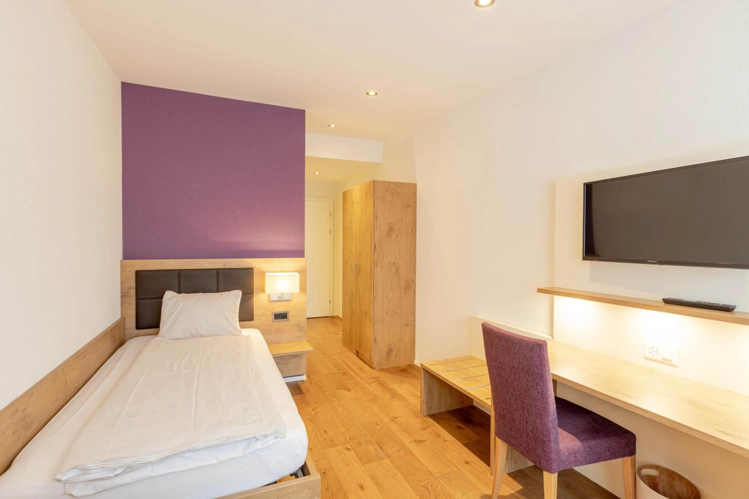 Photo of the whole room, Bed in Hotel Flamatt