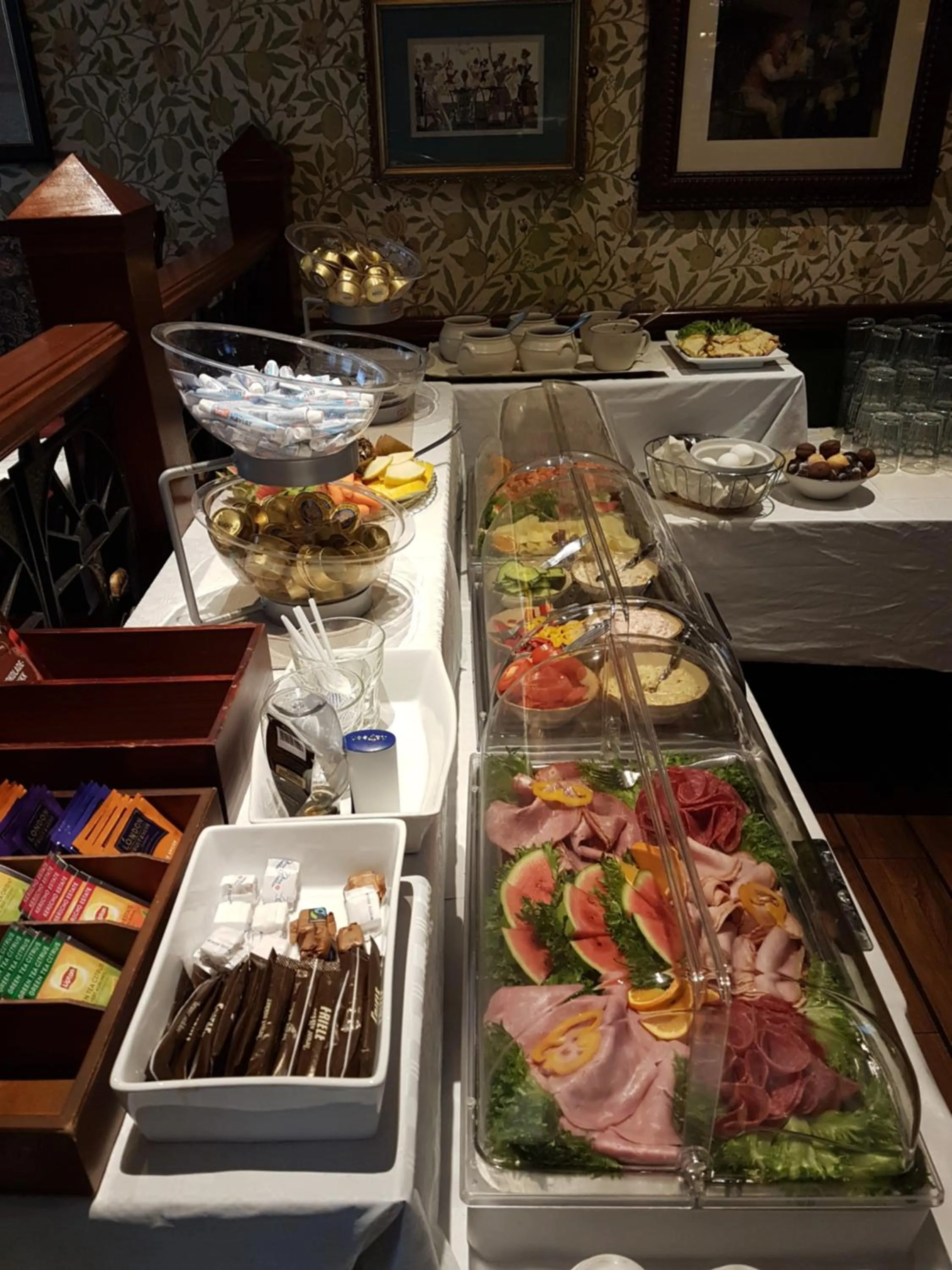 Buffet breakfast in Senja Hotell