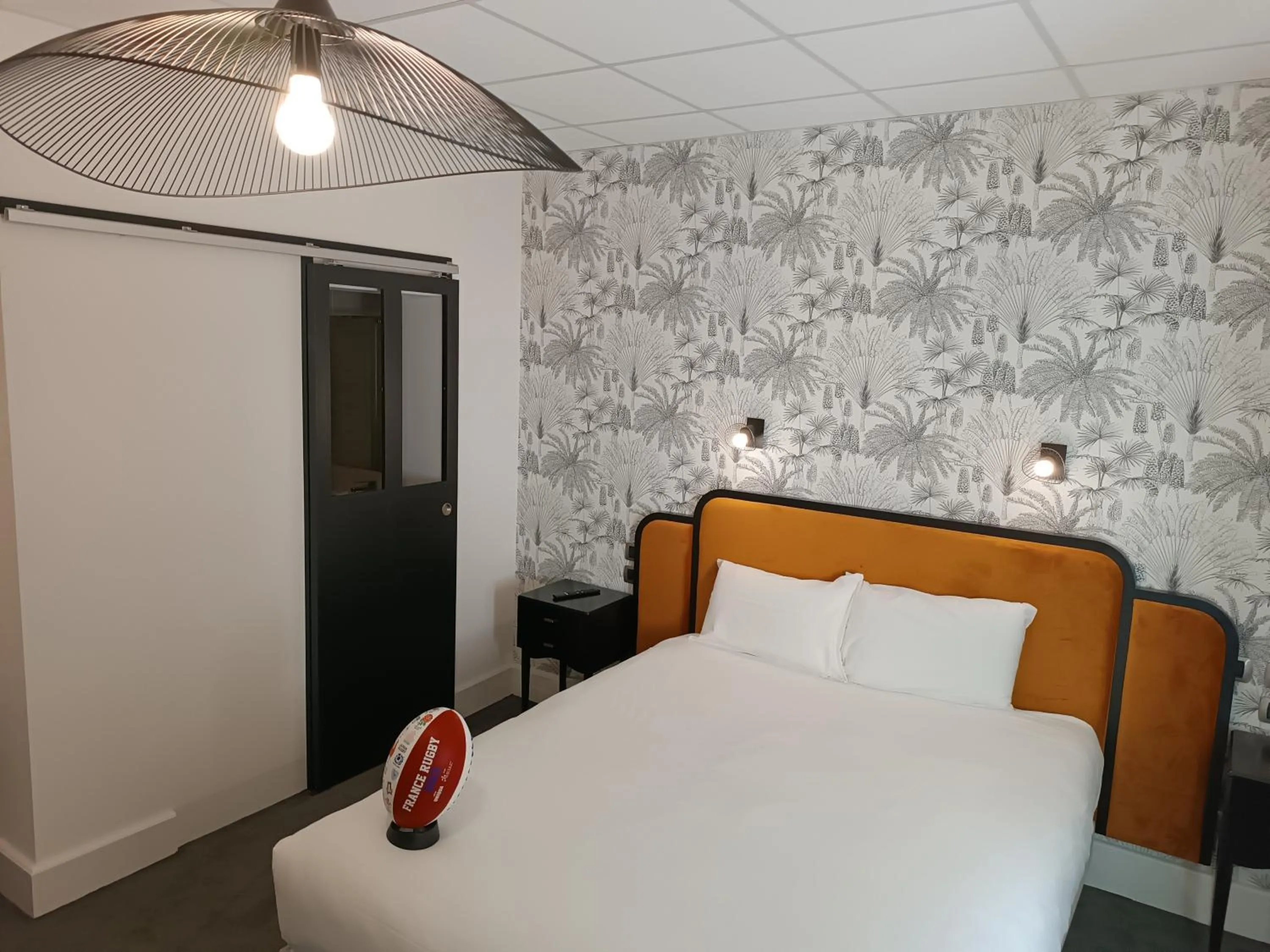 Shower, Bed in Contact Hôtel des Deux Moulins Limoges - Proche de la gare