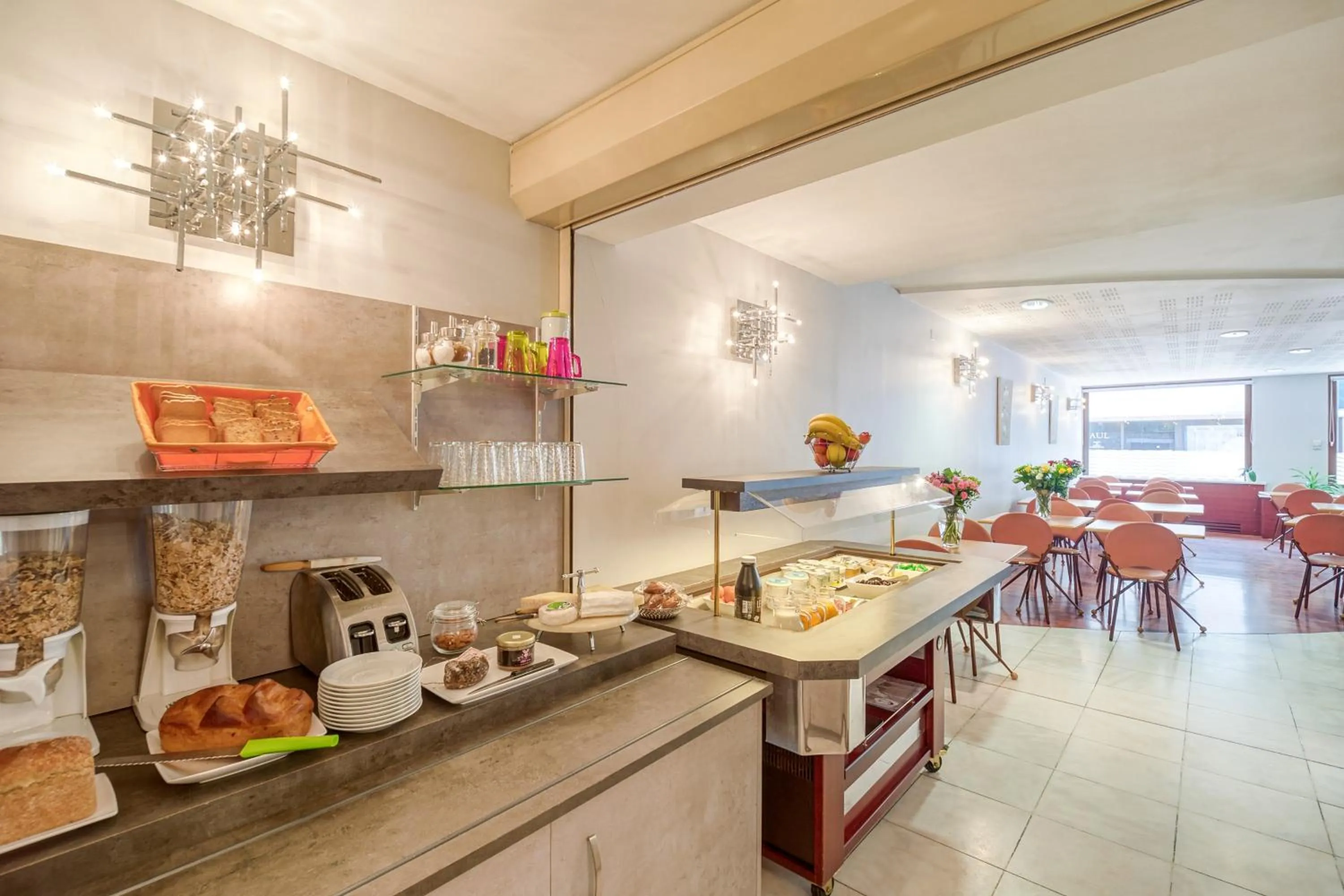 Buffet breakfast in Contact Hôtel des Deux Moulins Limoges - Proche de la gare