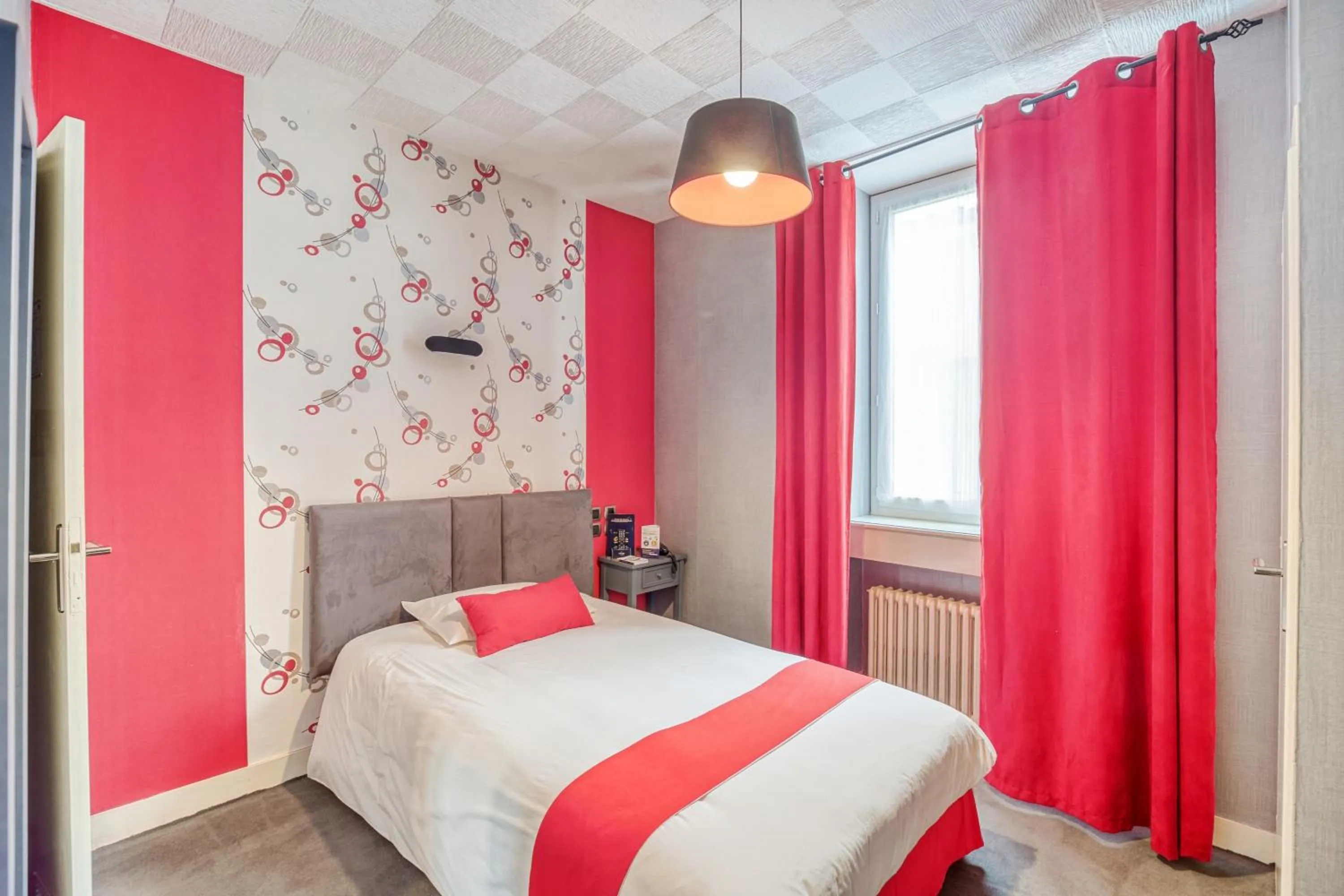 Bedroom, Bed in Contact Hôtel des Deux Moulins Limoges - Proche de la gare