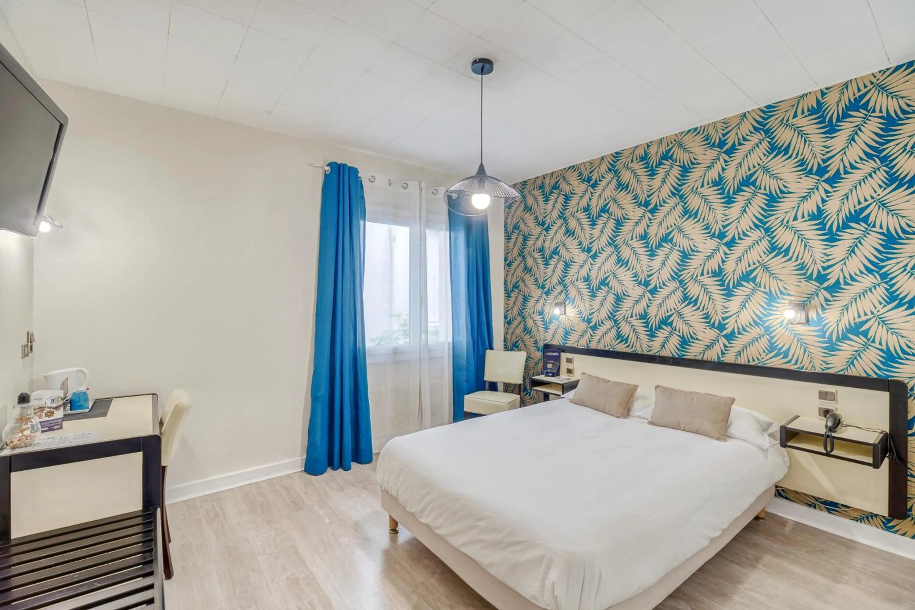 Bedroom, Bed in Contact Hôtel des Deux Moulins Limoges - Proche de la gare