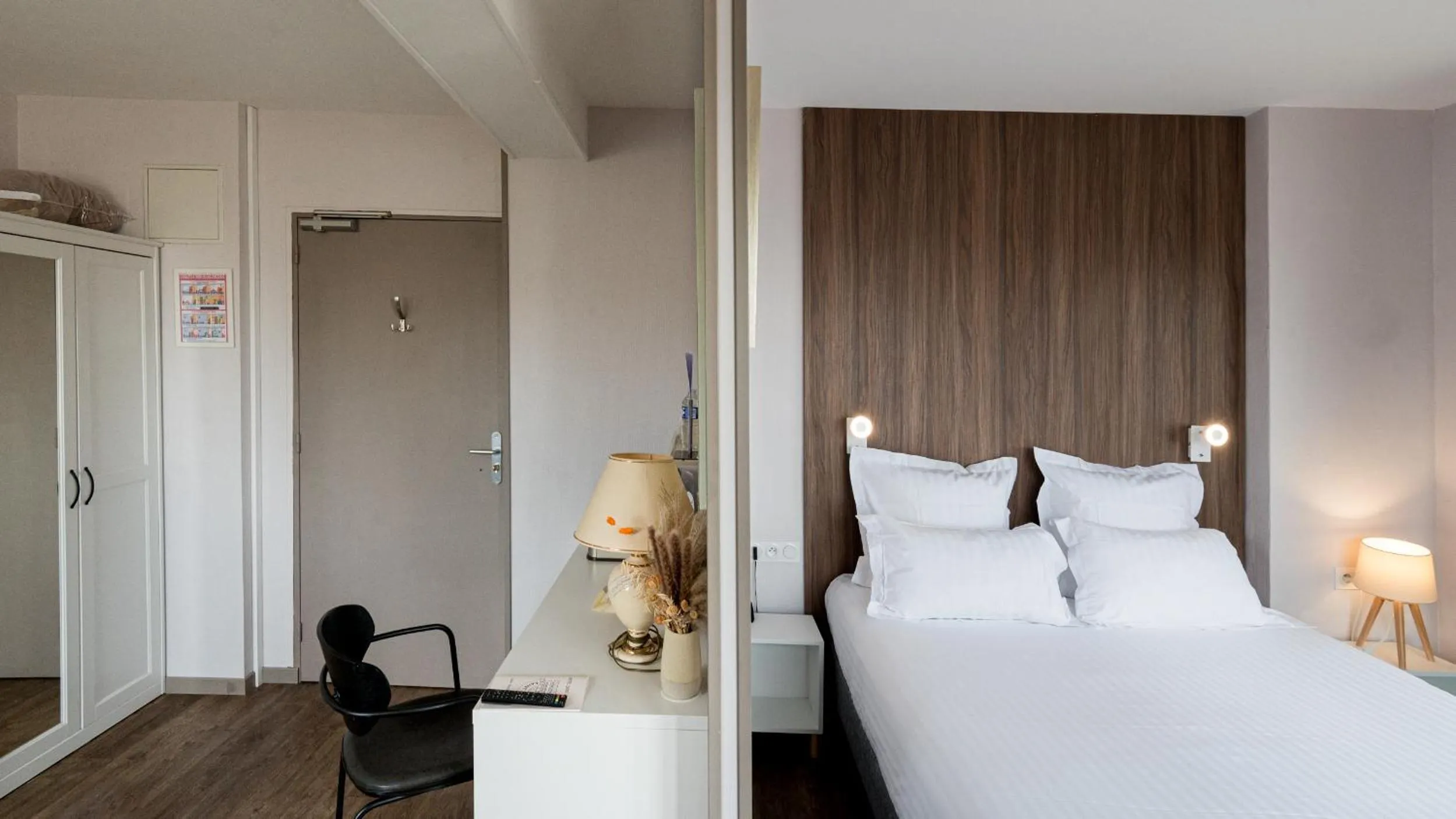 Bed in Saint Aubin Logis Hôtel & Restaurant