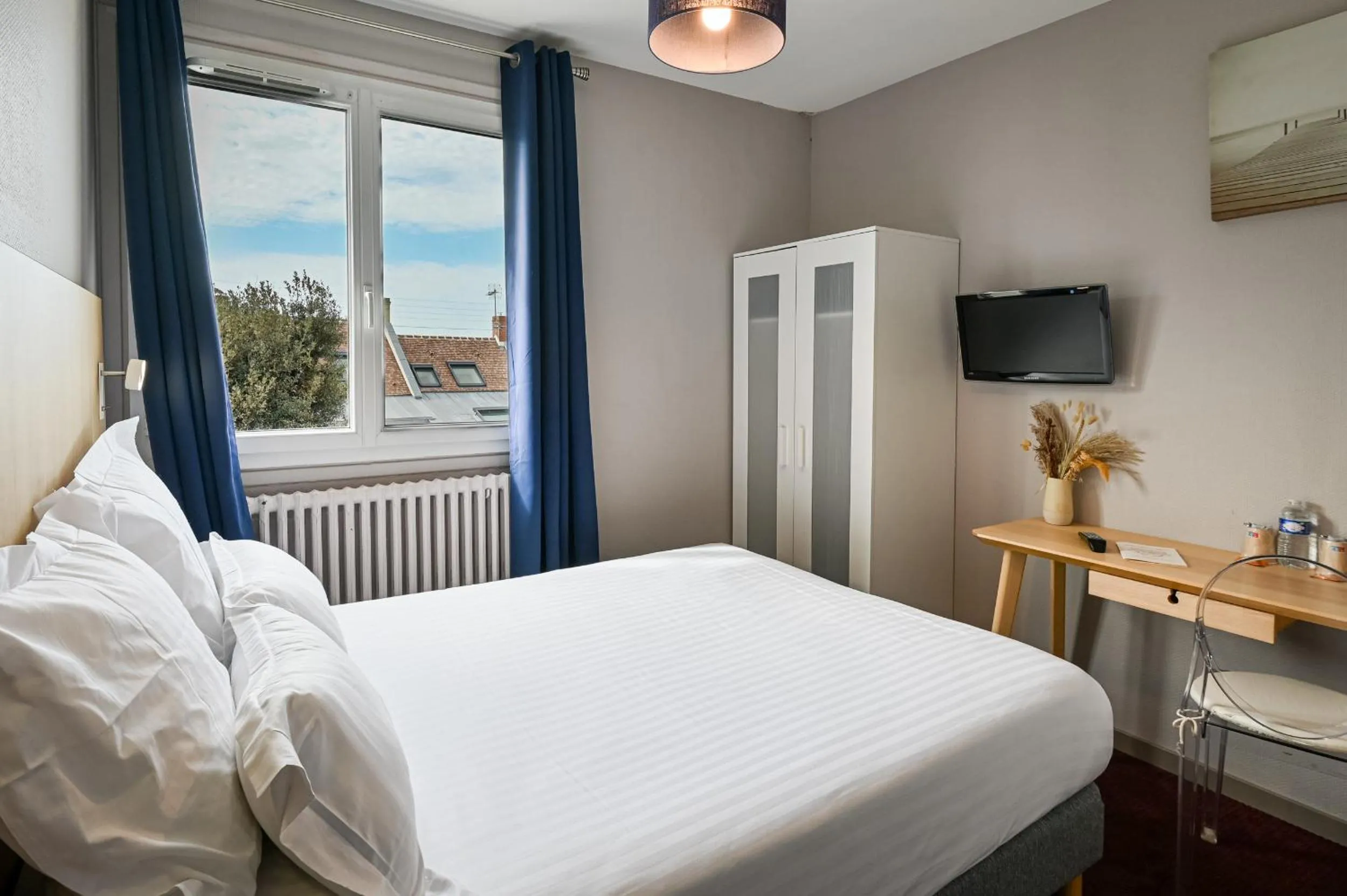 Bed in Saint Aubin Logis Hôtel & Restaurant