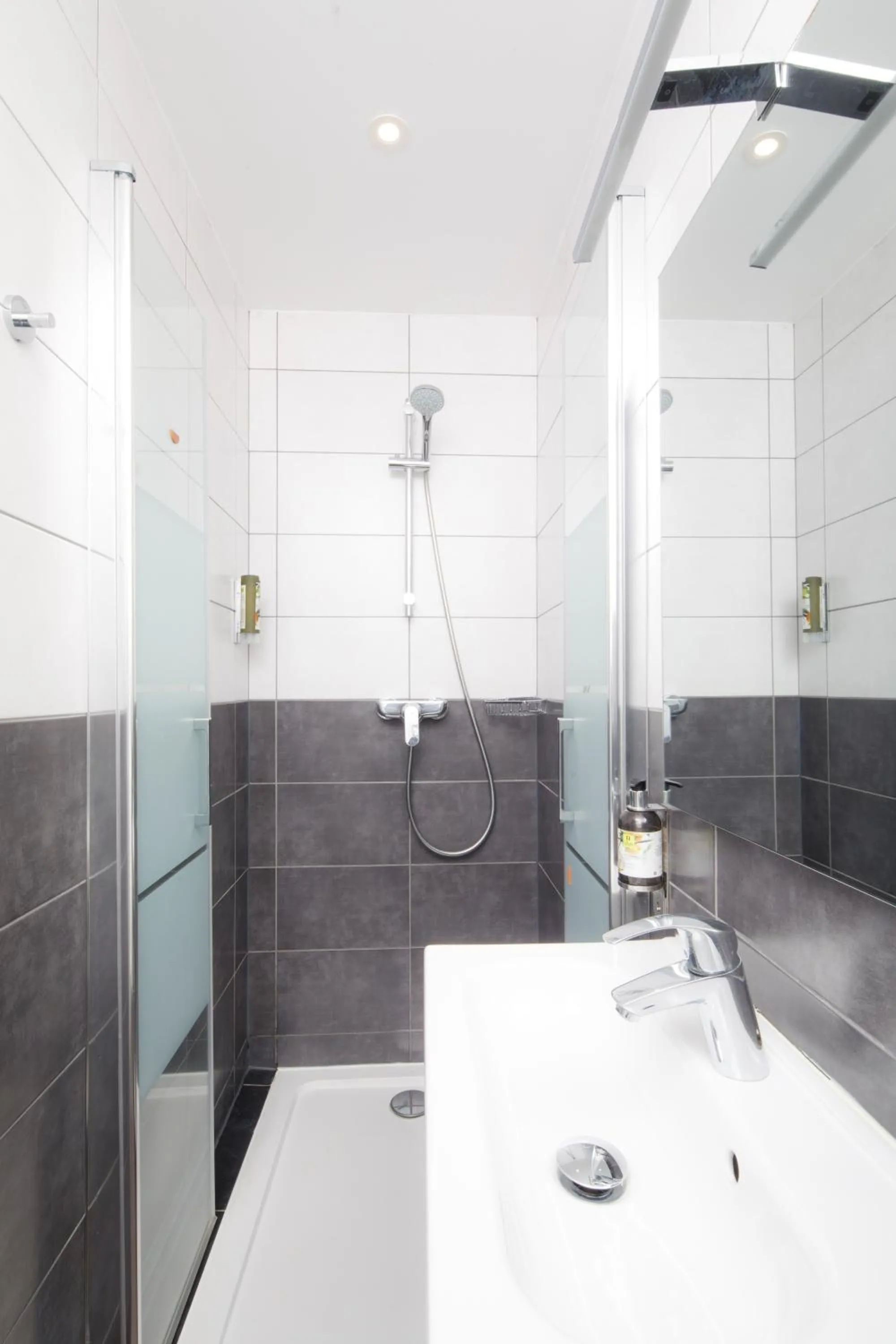 Shower in Saint Aubin Logis Hôtel & Restaurant