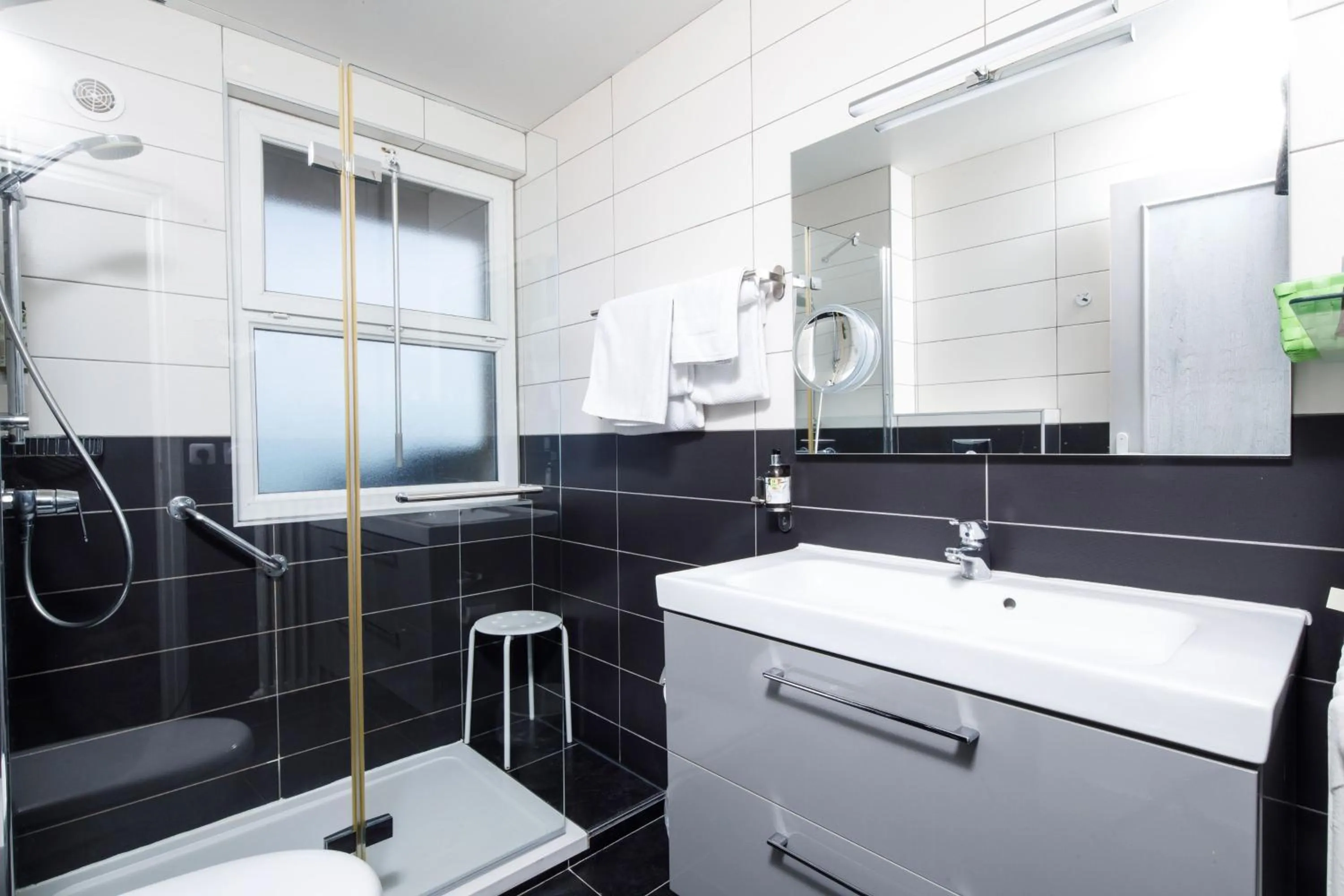 Shower in Saint Aubin Logis Hôtel & Restaurant