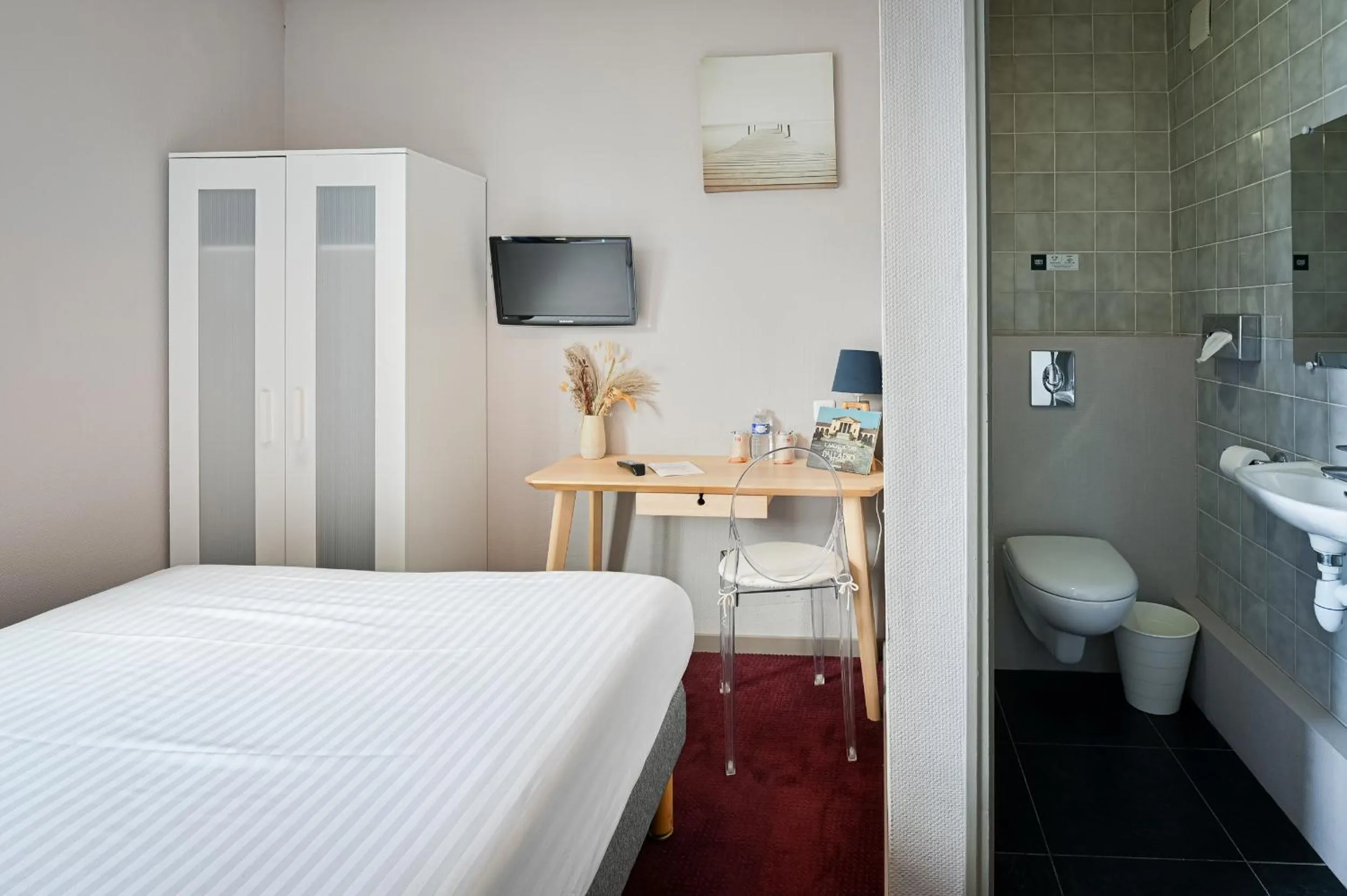 Bed in Saint Aubin Logis Hôtel & Restaurant