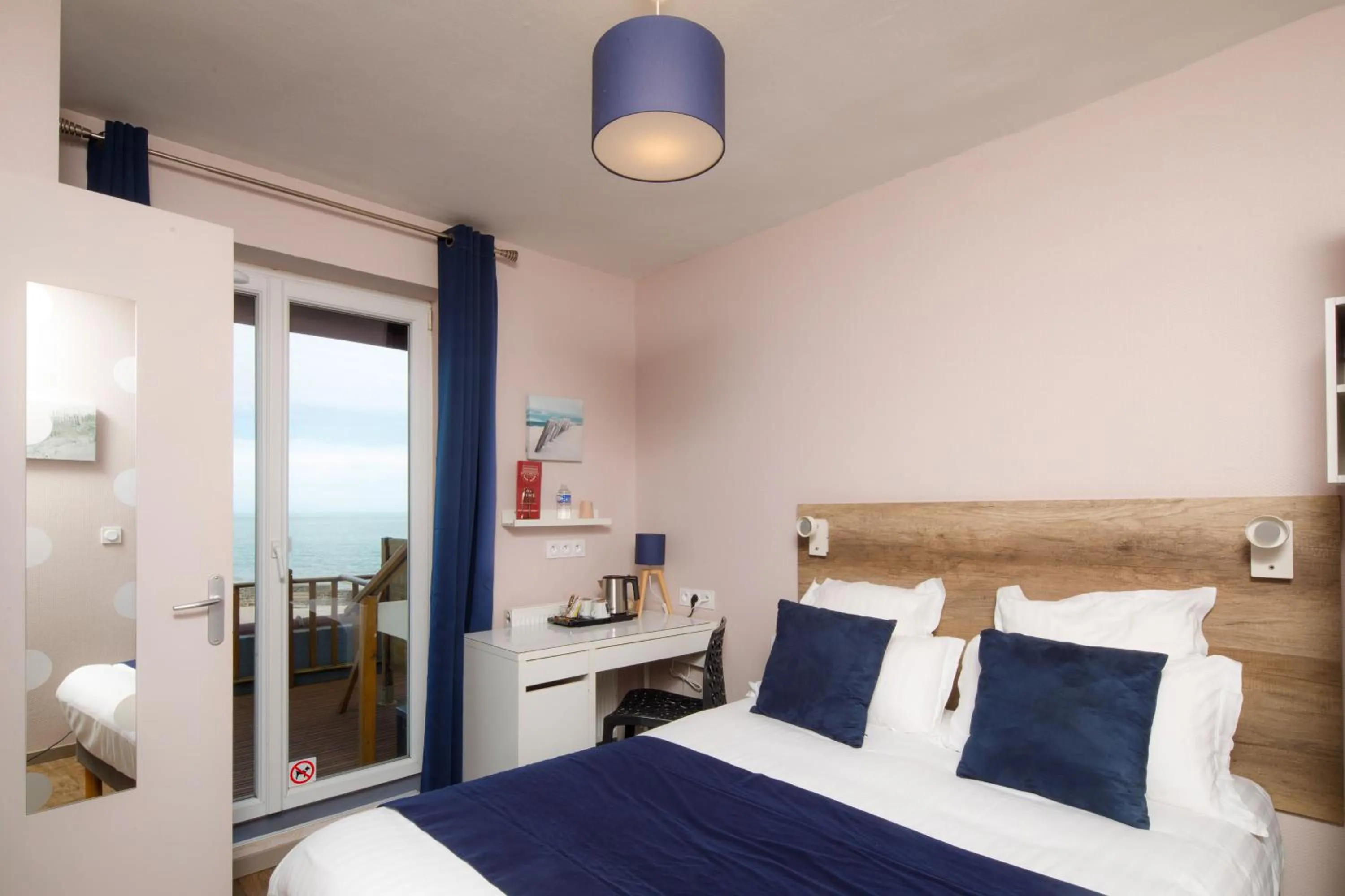 Bed in Saint Aubin Logis Hôtel & Restaurant