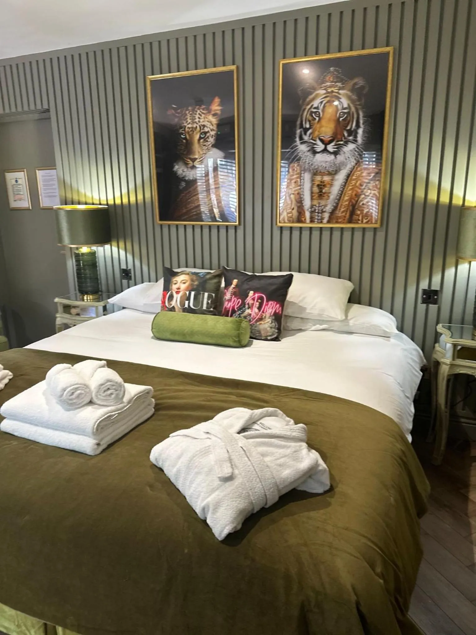 Bedroom in OYO The Townhouse