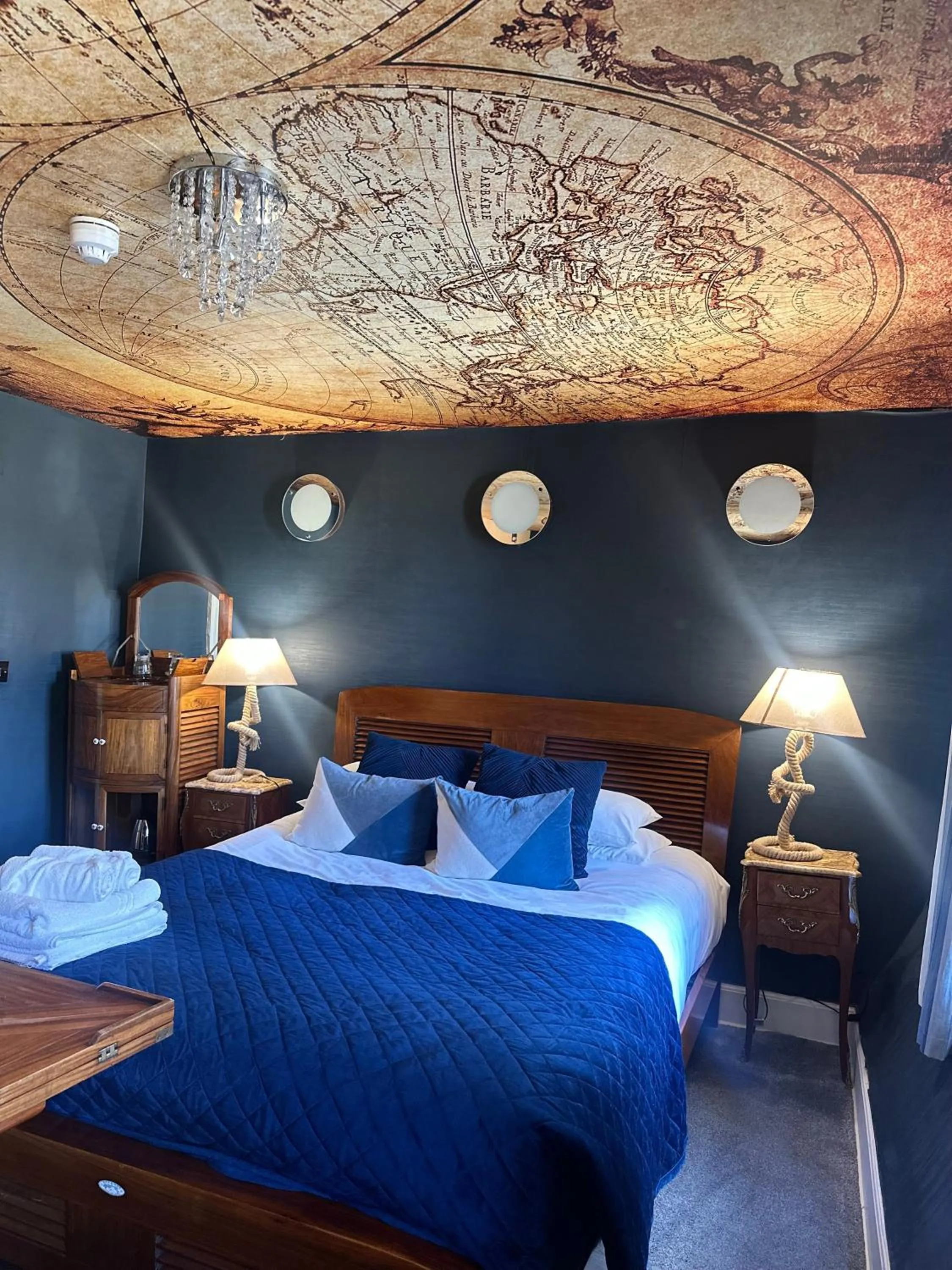 Bedroom in OYO The Townhouse