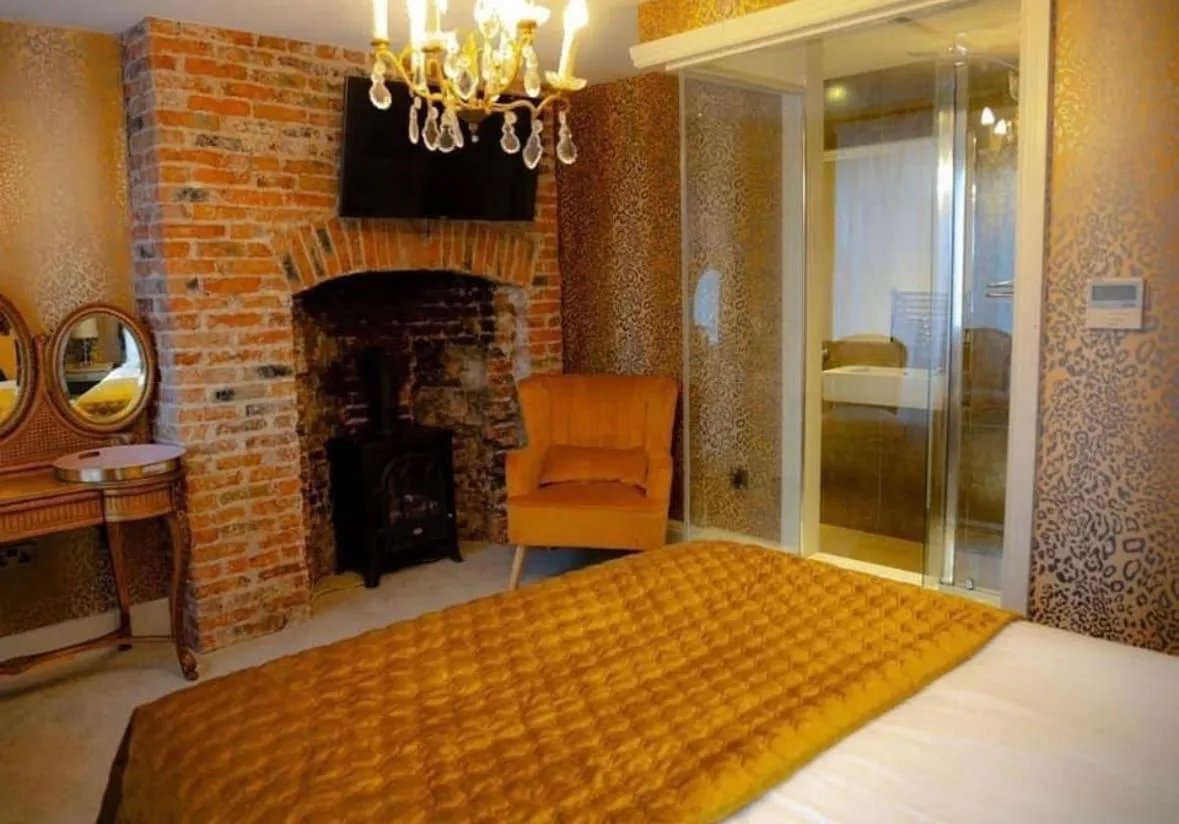 Bedroom in OYO The Townhouse