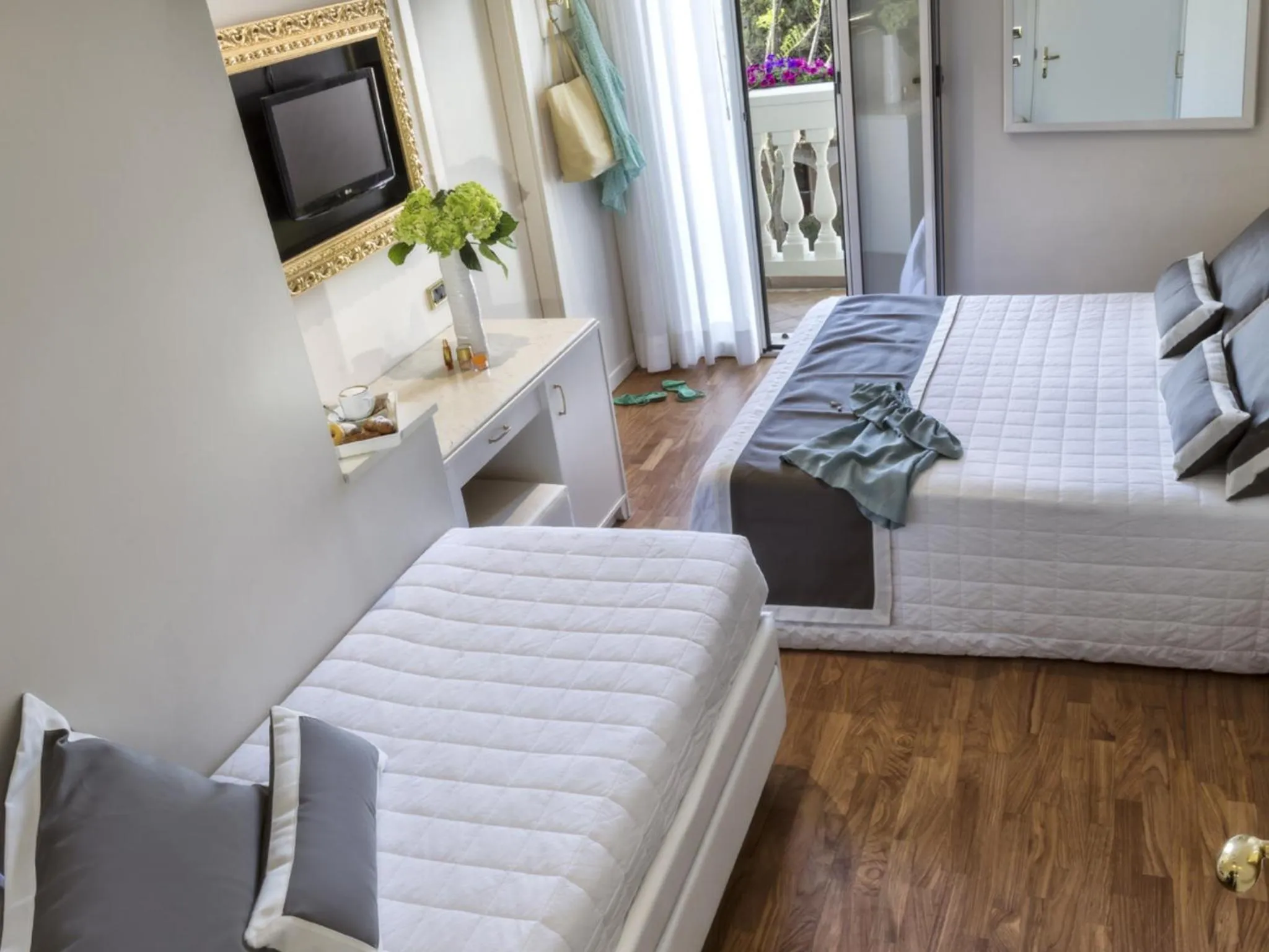 Photo of the whole room in Novecento Suite Hotel