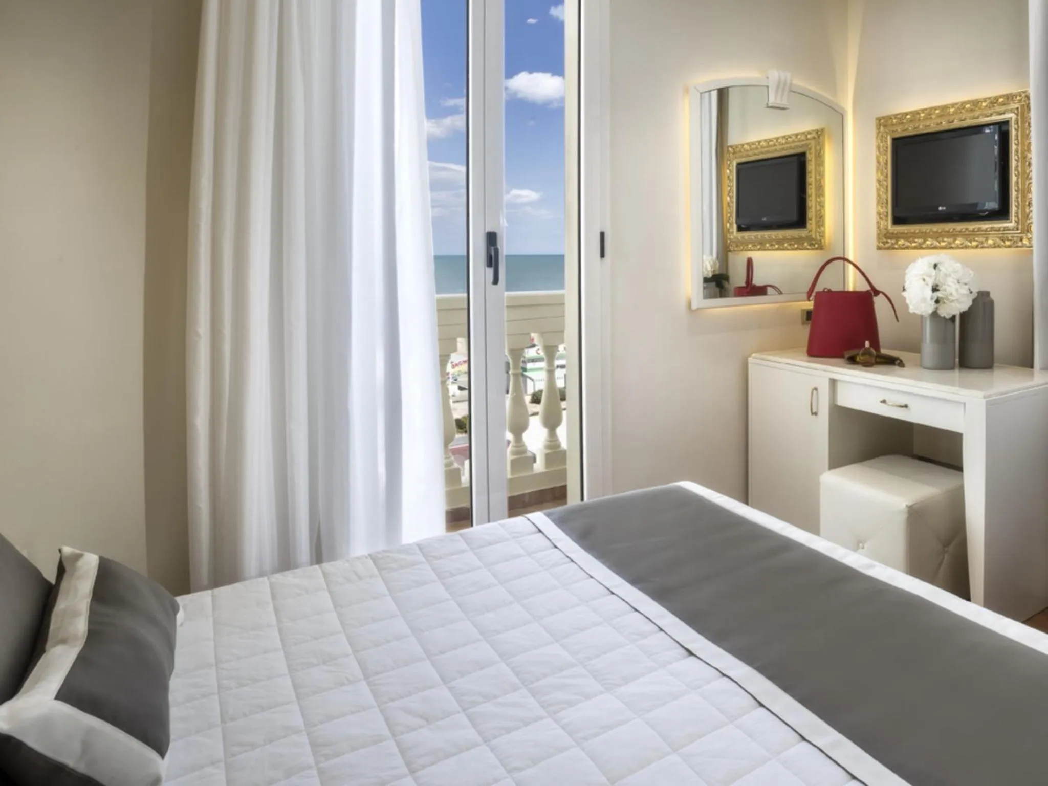 Photo of the whole room in Novecento Suite Hotel