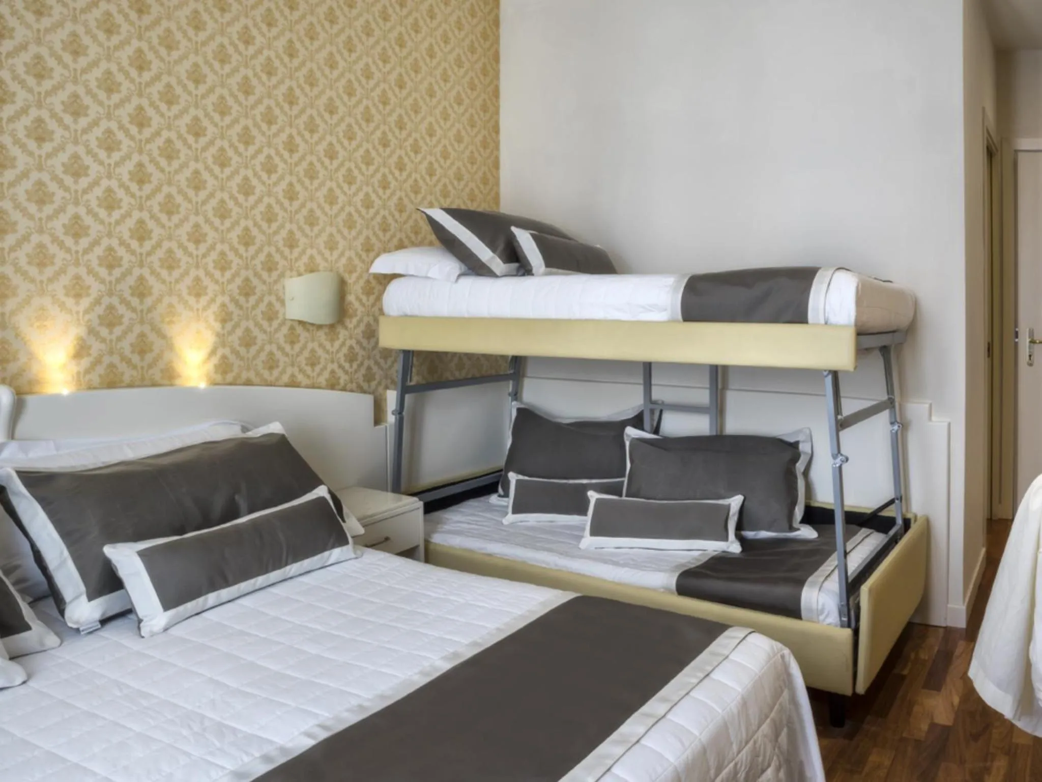 Photo of the whole room in Novecento Suite Hotel