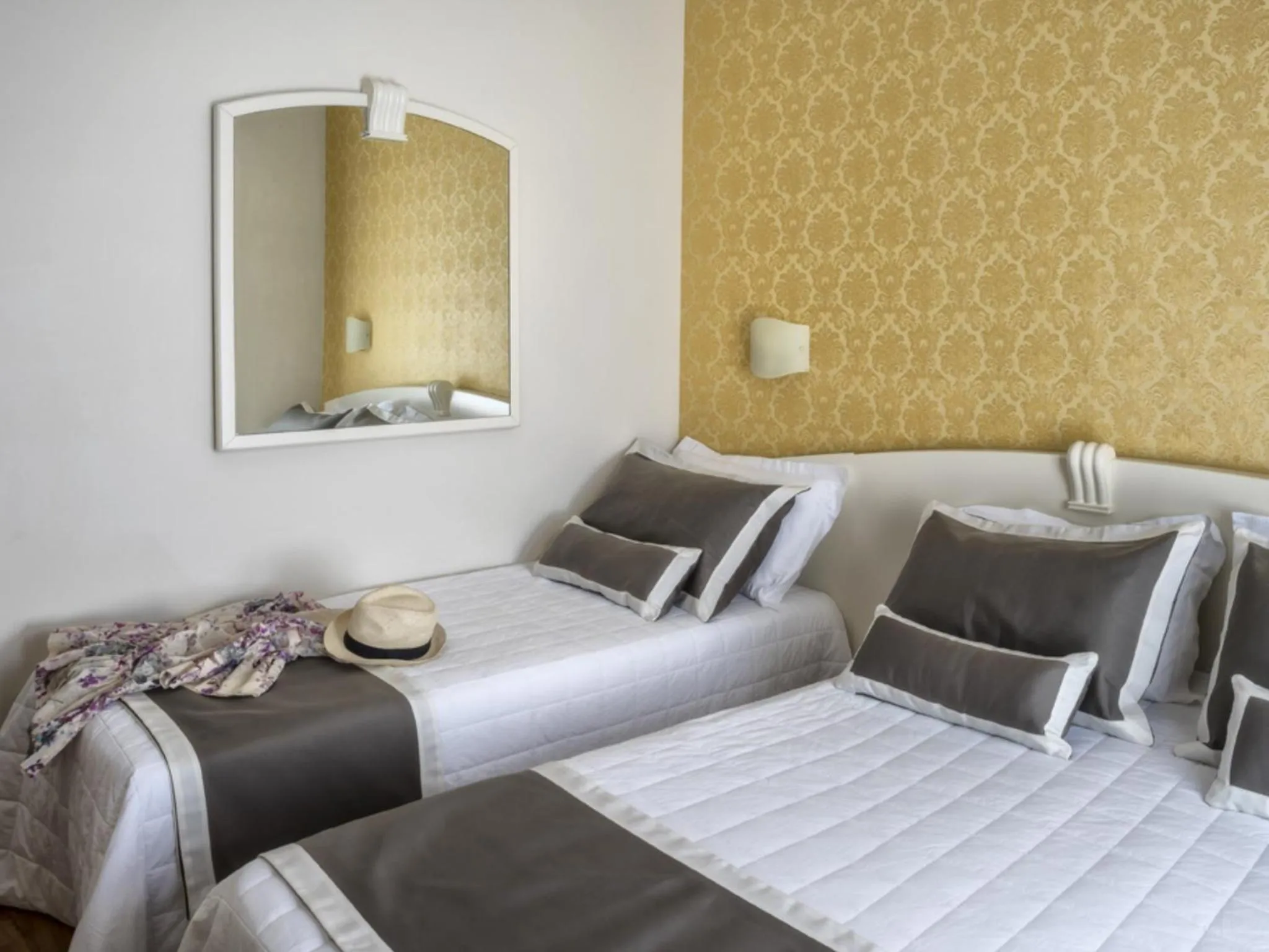 Photo of the whole room in Novecento Suite Hotel