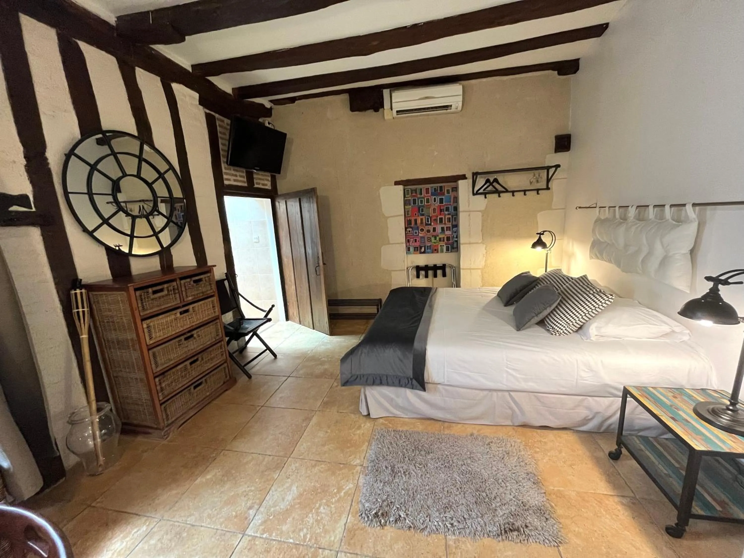 Bed in Hôtel-Restaurant-Chambre Insolite Spa - Le XII de Luynes