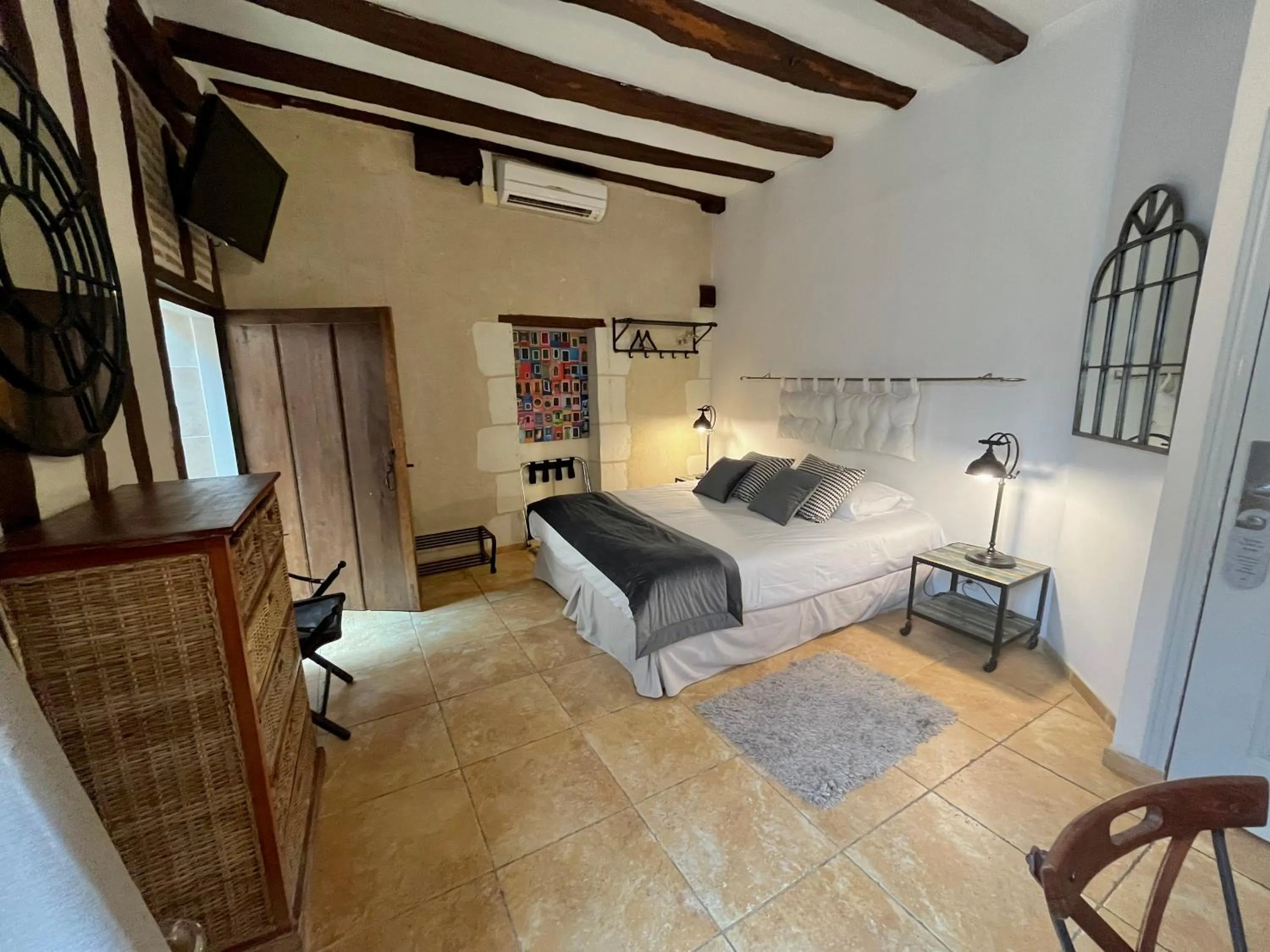 Bed in Hôtel-Restaurant-Chambre Insolite Spa - Le XII de Luynes