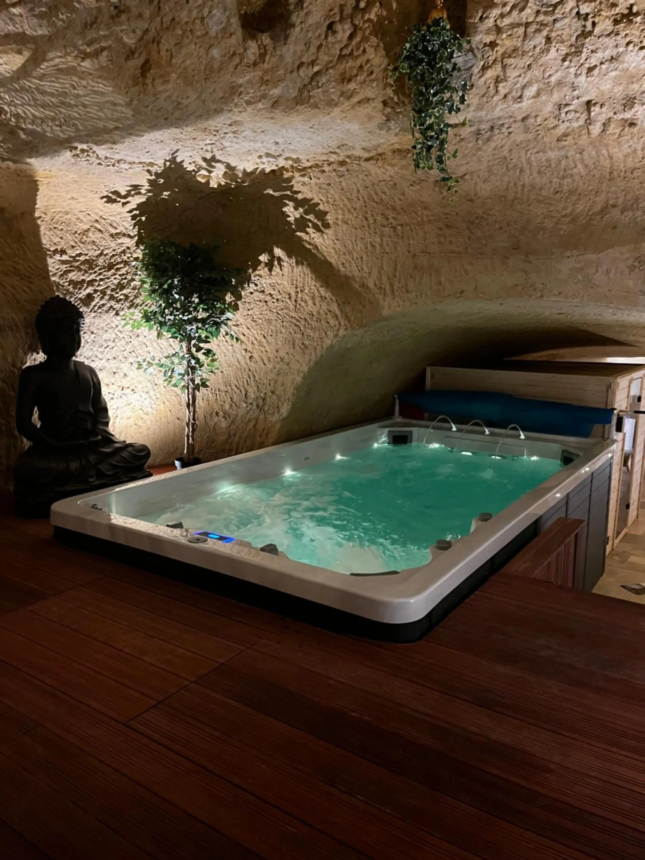 Hot Tub in Hôtel-Restaurant-Chambre Insolite Spa - Le XII de Luynes