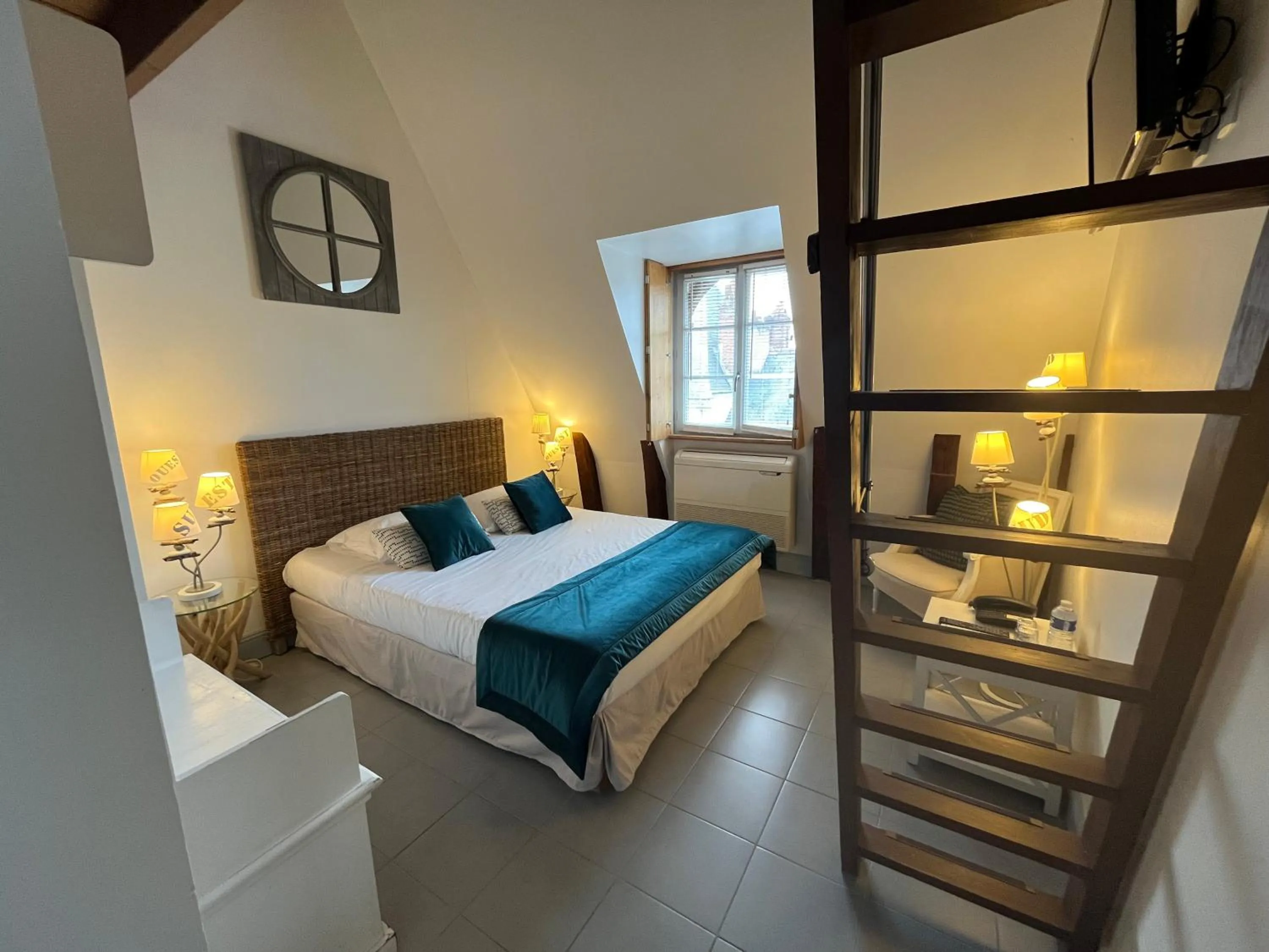 Bed in Hôtel-Restaurant-Chambre Insolite Spa - Le XII de Luynes