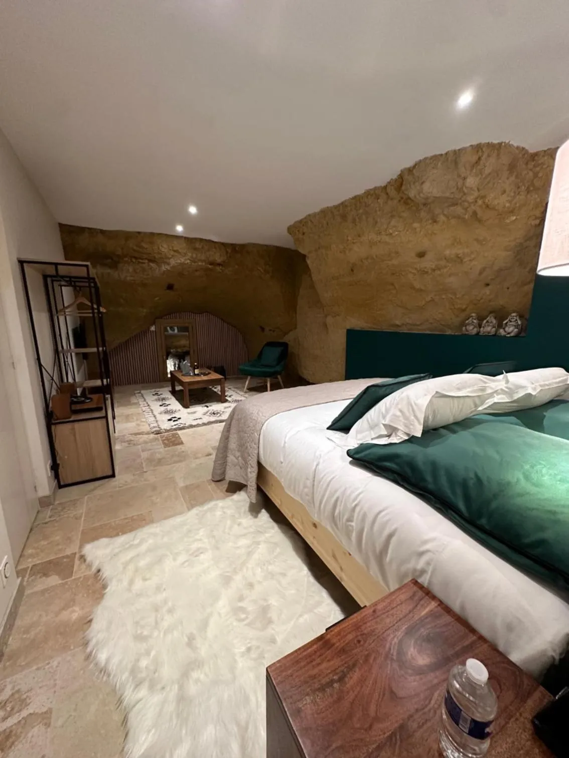 Bed in Hôtel-Restaurant-Chambre Insolite Spa - Le XII de Luynes