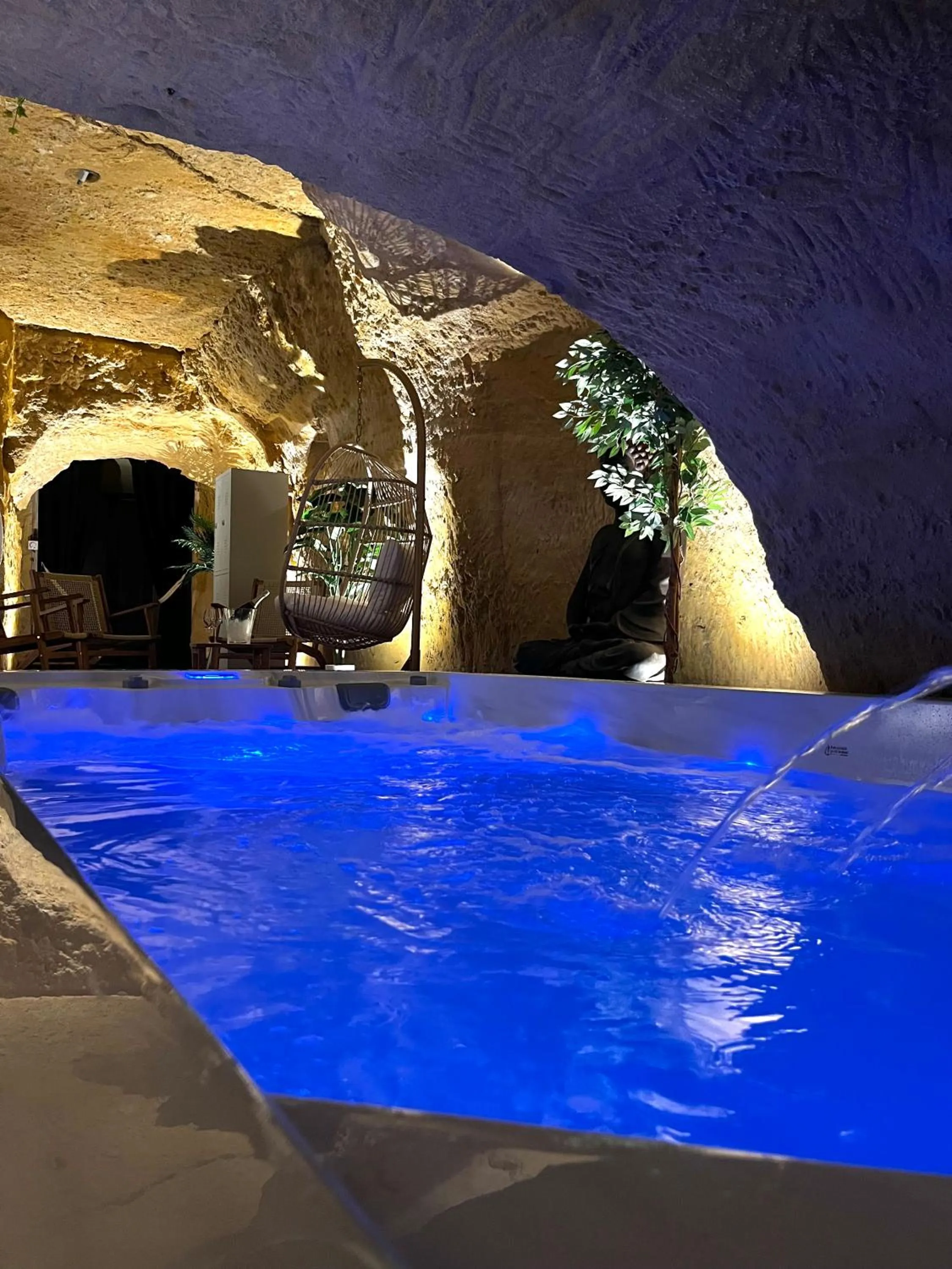 Hot Tub in Hôtel-Restaurant-Chambre Insolite Spa - Le XII de Luynes