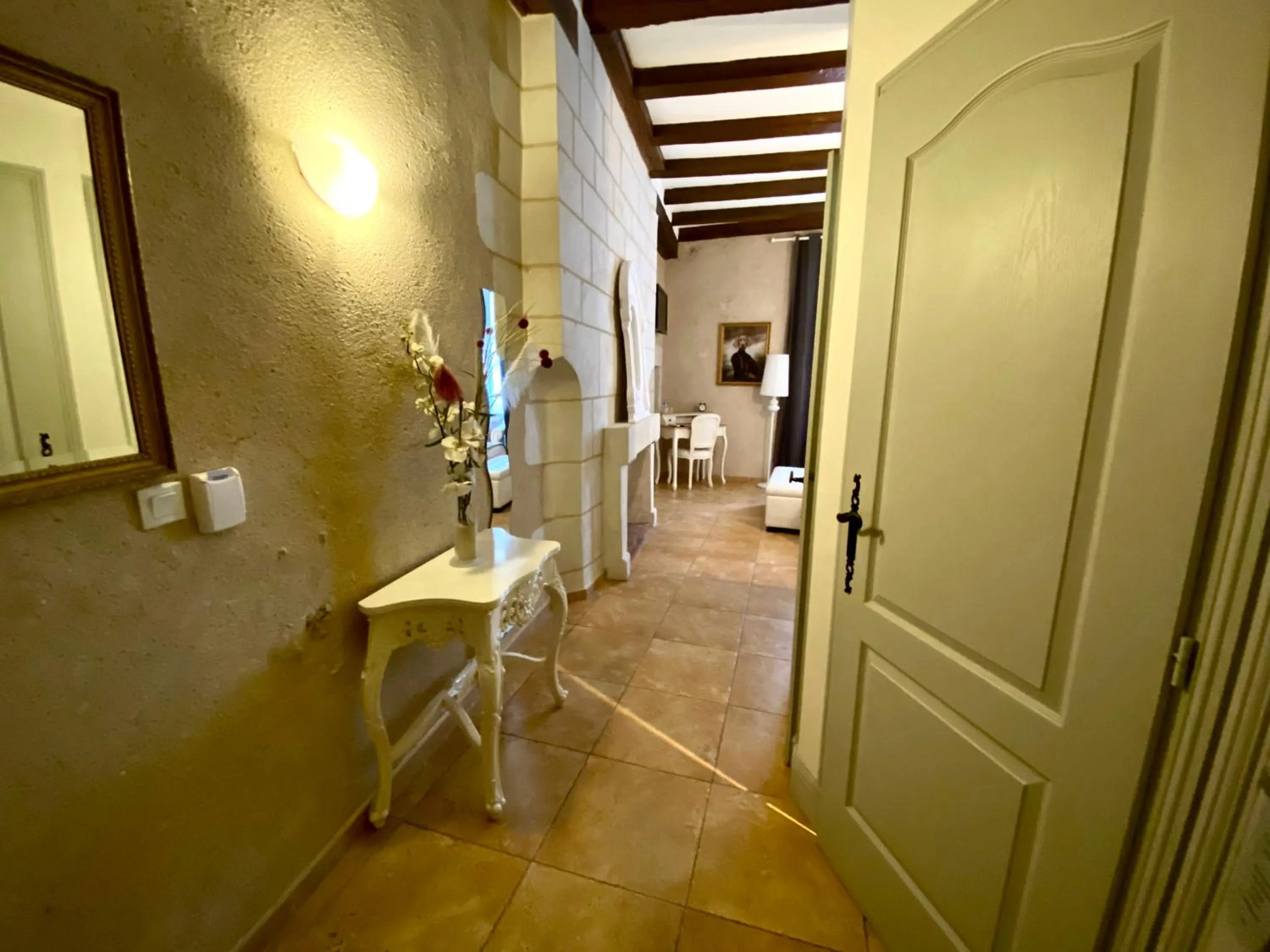 Photo of the whole room in Hôtel-Restaurant-Chambre Insolite Spa - Le XII de Luynes