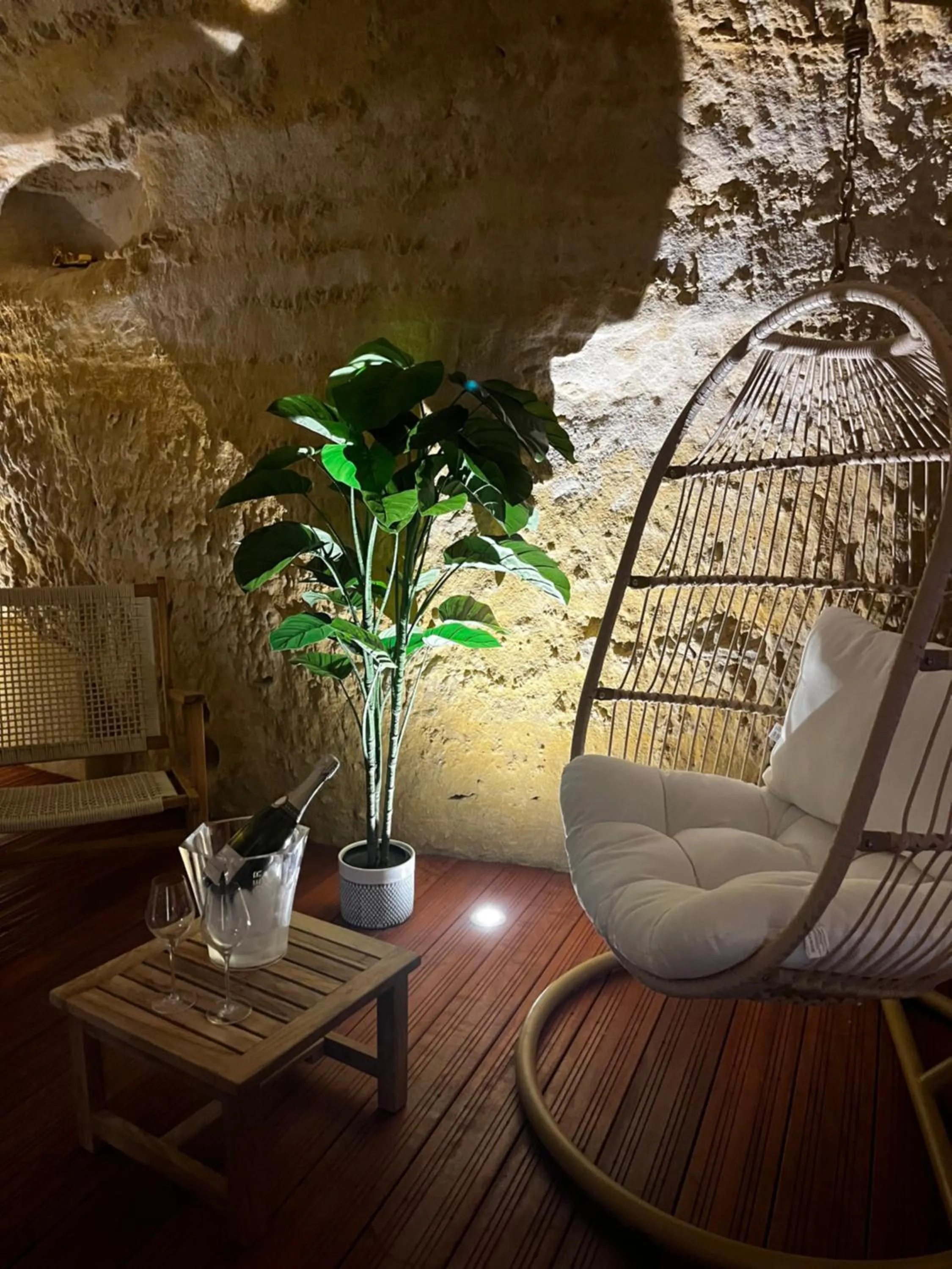 Hot Tub in Hôtel-Restaurant-Chambre Insolite Spa - Le XII de Luynes